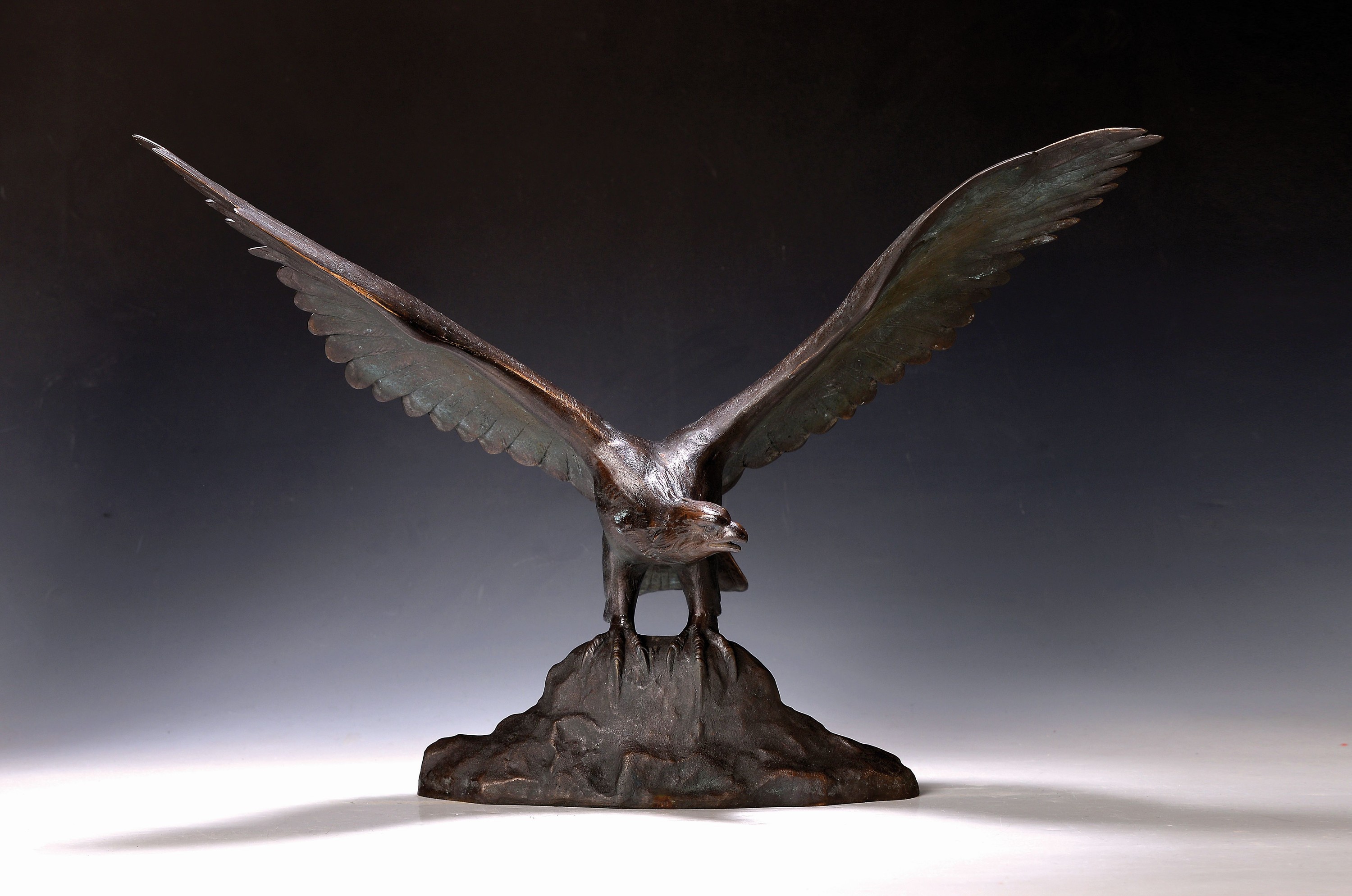 Große Bronzeskulptur, Prof. Otto Poertzel (1876-1963), Adler mit ausgebreiteten Schwingen, signiert, H. ca. 42cm, B. ca. 60cm