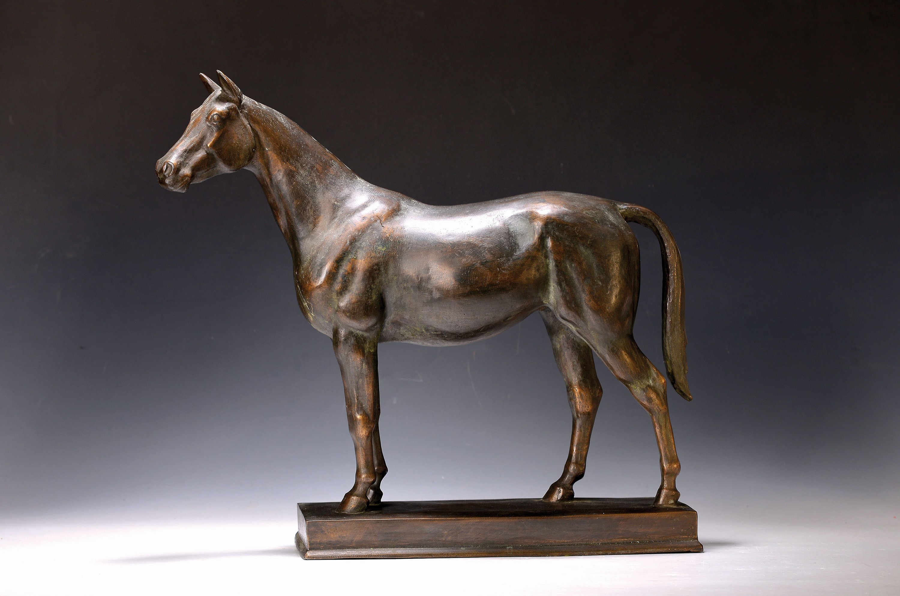 Bronzeskulptur eines Pferdes, nach altem Vorbild, H. ca. 42cm, L. ca. 50cm, B. ca. 13cm