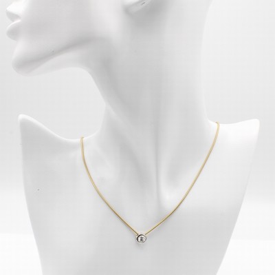 26890136a - Collier mit Brillantsolitär, GG/WG 750/000, Brill. ca. 0.50 ct Weiß/si in ...