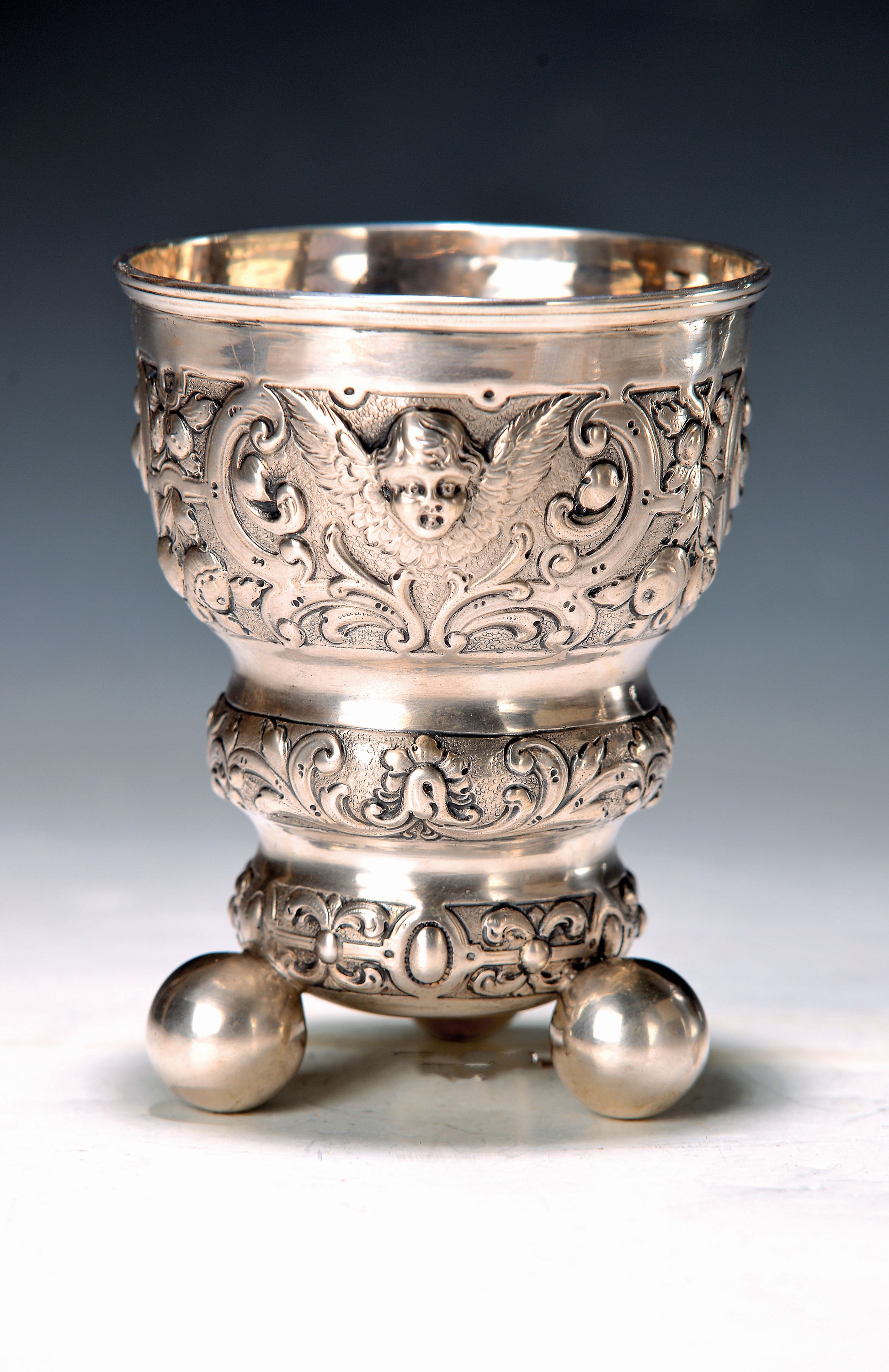 Kugelfußbecher, nach barockem Vorbild, um 1900, 13-lötiges Silber, mit Rocaillendekor und Engelsköpfen, ca. 160 g, H. ca.11 cm, wohl Neresheim