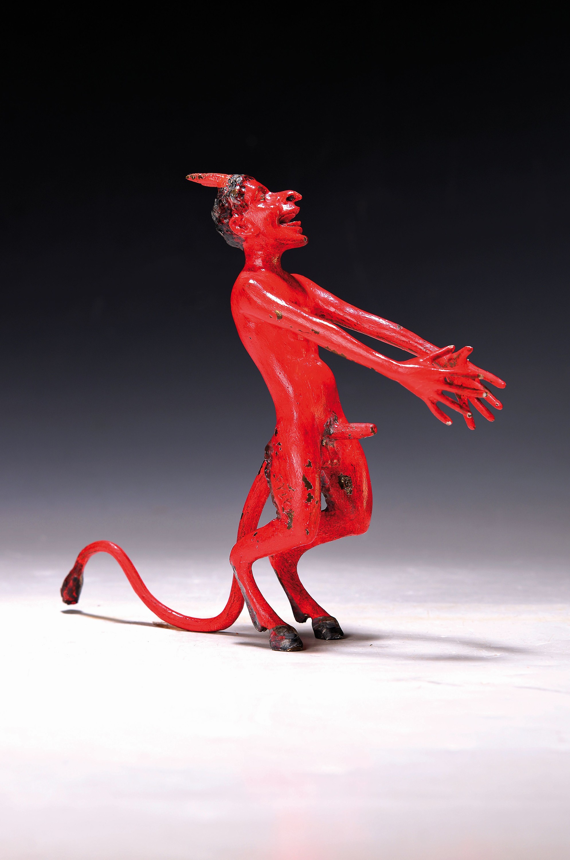 Große Wiener Bronze, 2.H.20.Jh., Mephisto, rot staffiert, H.ca. 17 cm, l. Farbabblätterungen, am linken Oberschenkel sign. Bergmann