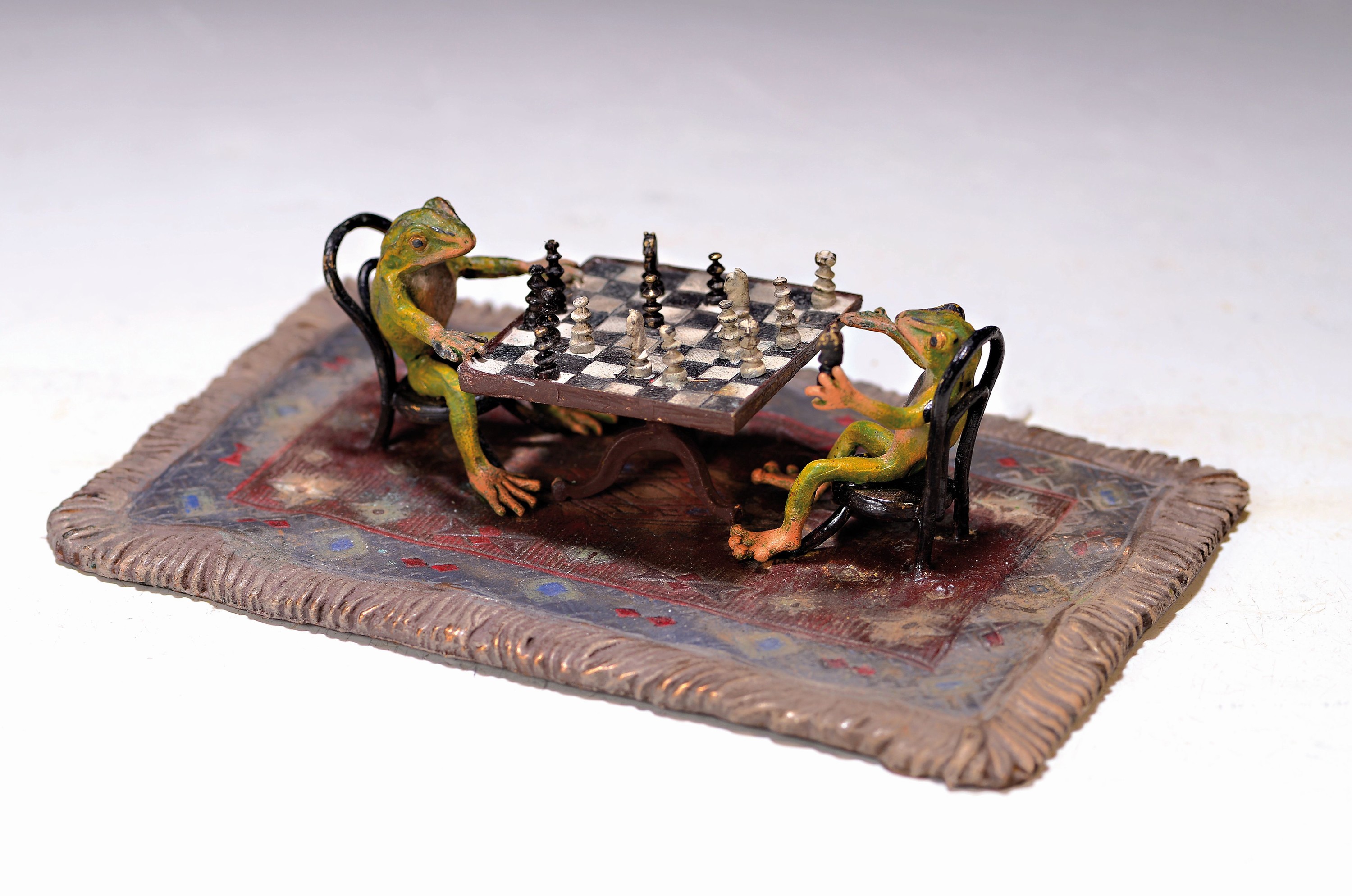 Wiener Bronze, 2.H.20.Jh., Frösche beim Schach, bunt staffiert, sign. Bergmann, ca. 4x16x19 cm