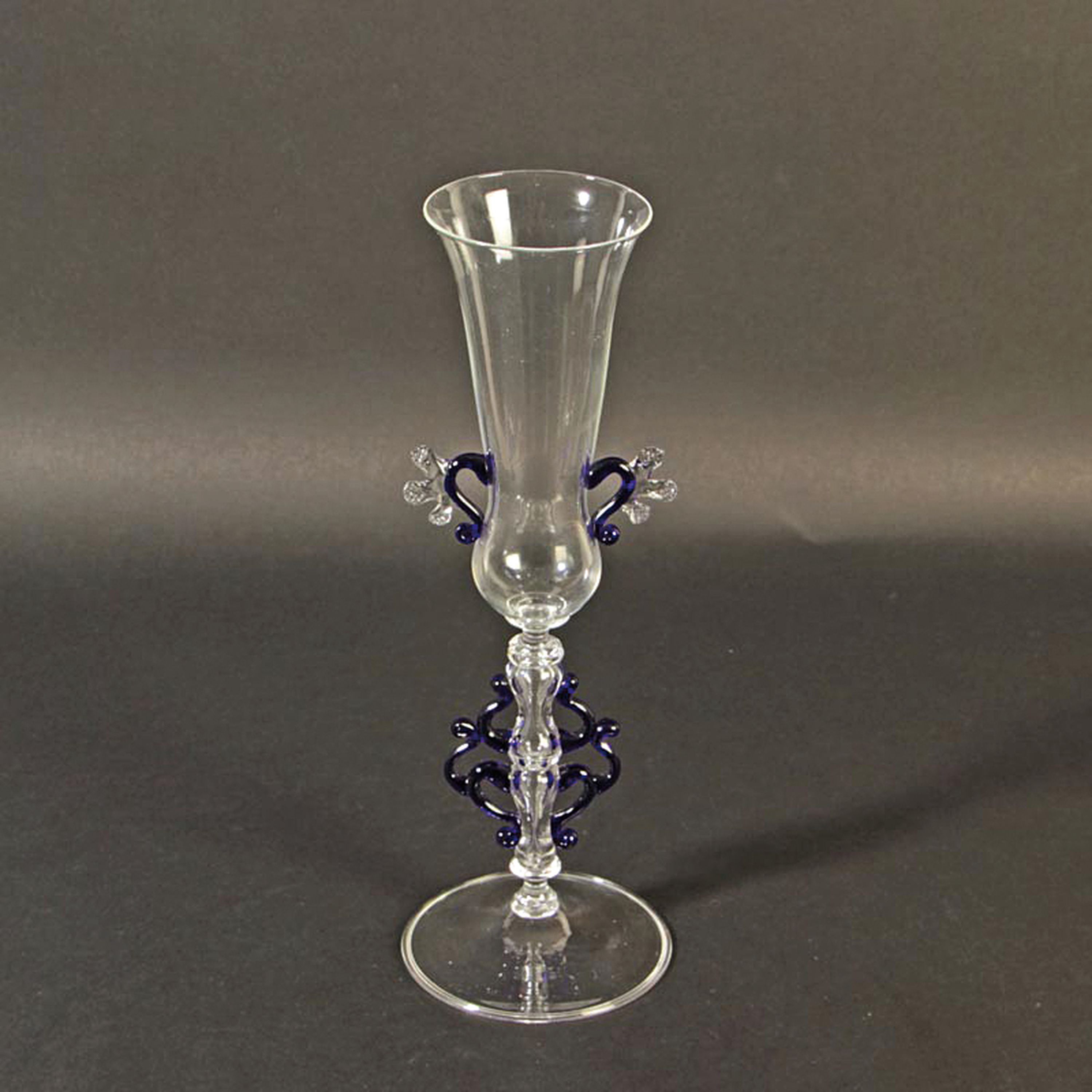 Prunkglas, Umberto Belotto, Murano, 1970-75, farbloses Glas, königsblau aufgeschmolzene Zierelemente, H. 29,5 cm