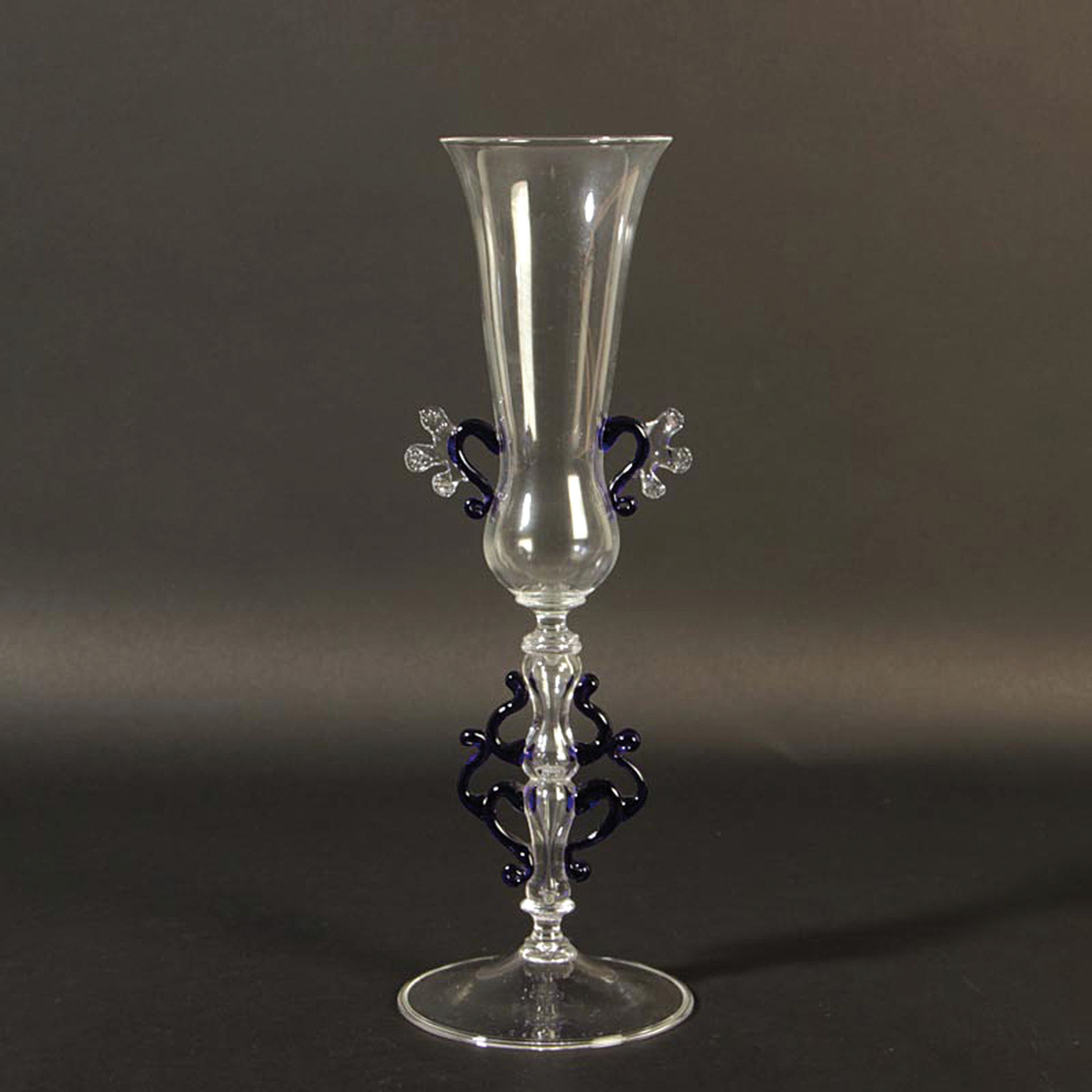 Detail a: Prunkglas, Umberto Belotto, Murano, 1970-75, farbloses Glas, königsblau aufgeschmolzene Zierelemente, H. 29,5 cm