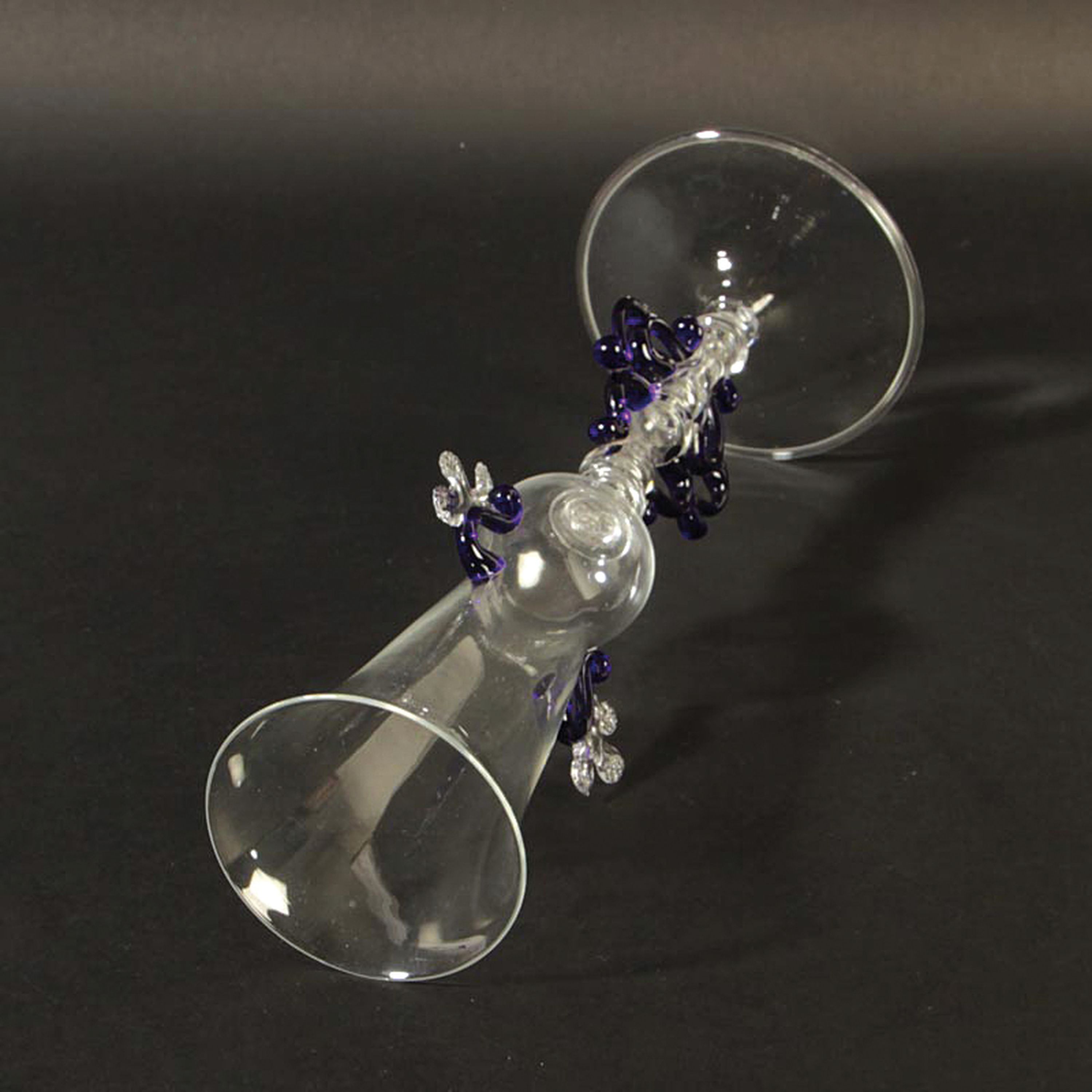 Detail b: Prunkglas, Umberto Belotto, Murano, 1970-75, farbloses Glas, königsblau aufgeschmolzene Zierelemente, H. 29,5 cm