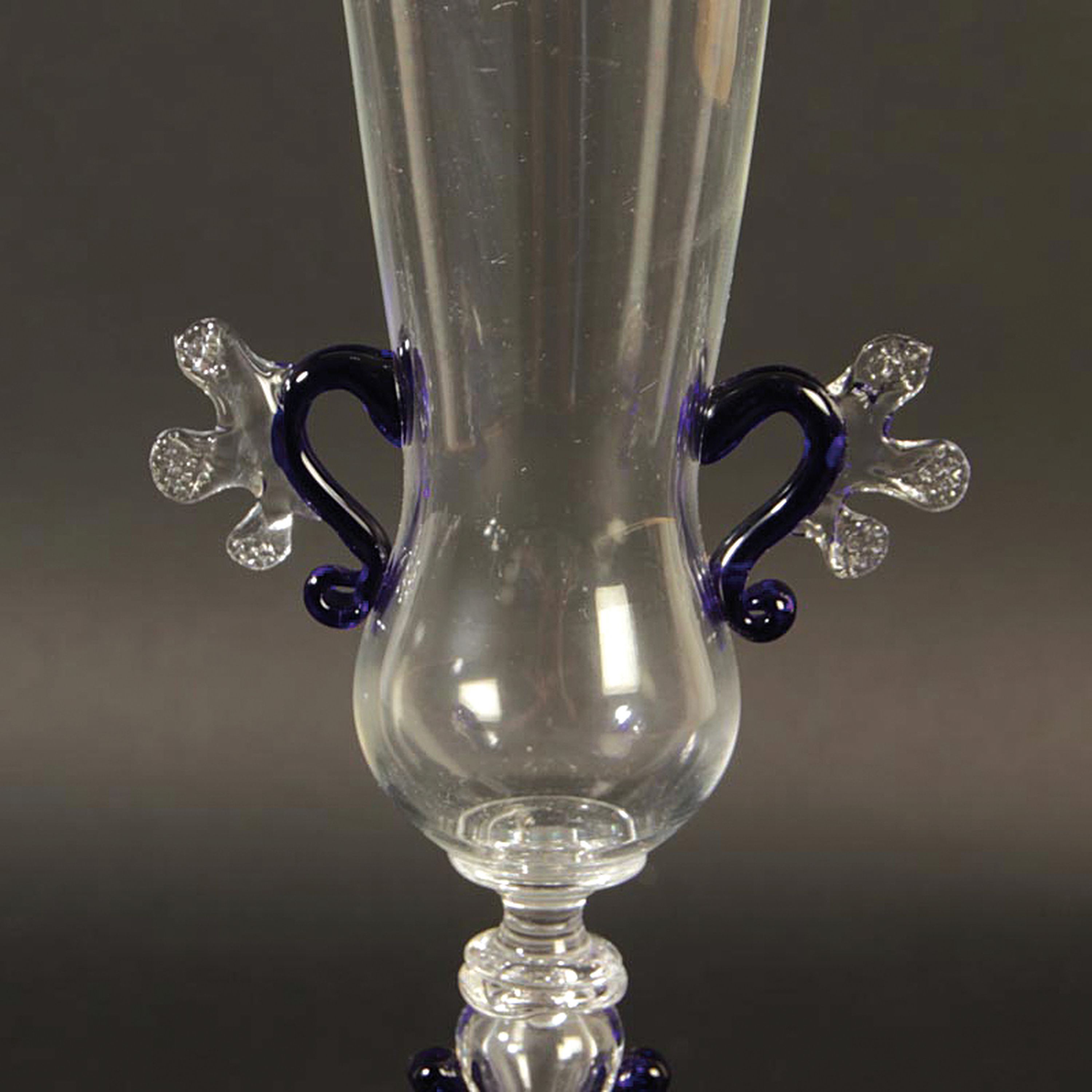 Detail c: Prunkglas, Umberto Belotto, Murano, 1970-75, farbloses Glas, königsblau aufgeschmolzene Zierelemente, H. 29,5 cm