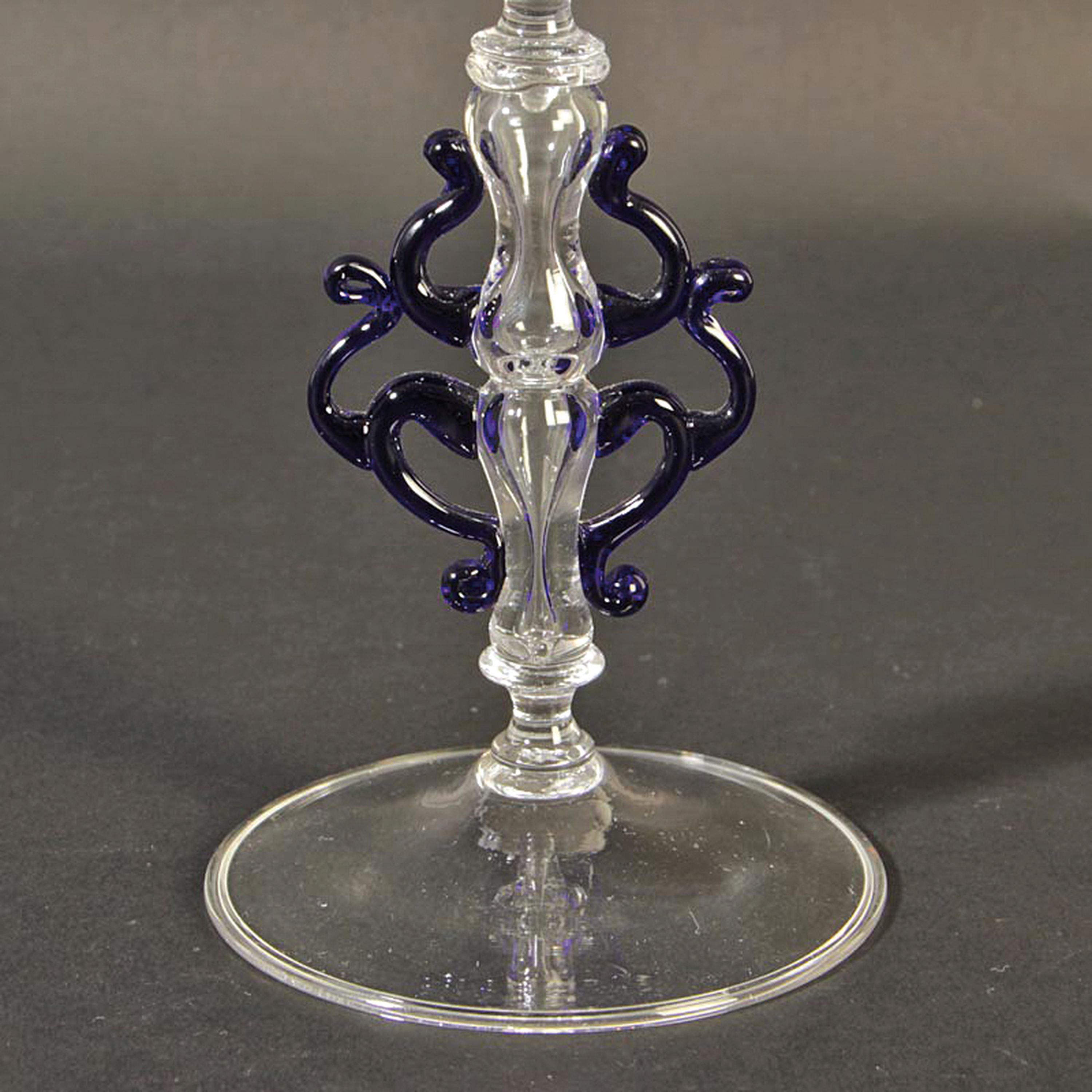Detail d: Prunkglas, Umberto Belotto, Murano, 1970-75, farbloses Glas, königsblau aufgeschmolzene Zierelemente, H. 29,5 cm
