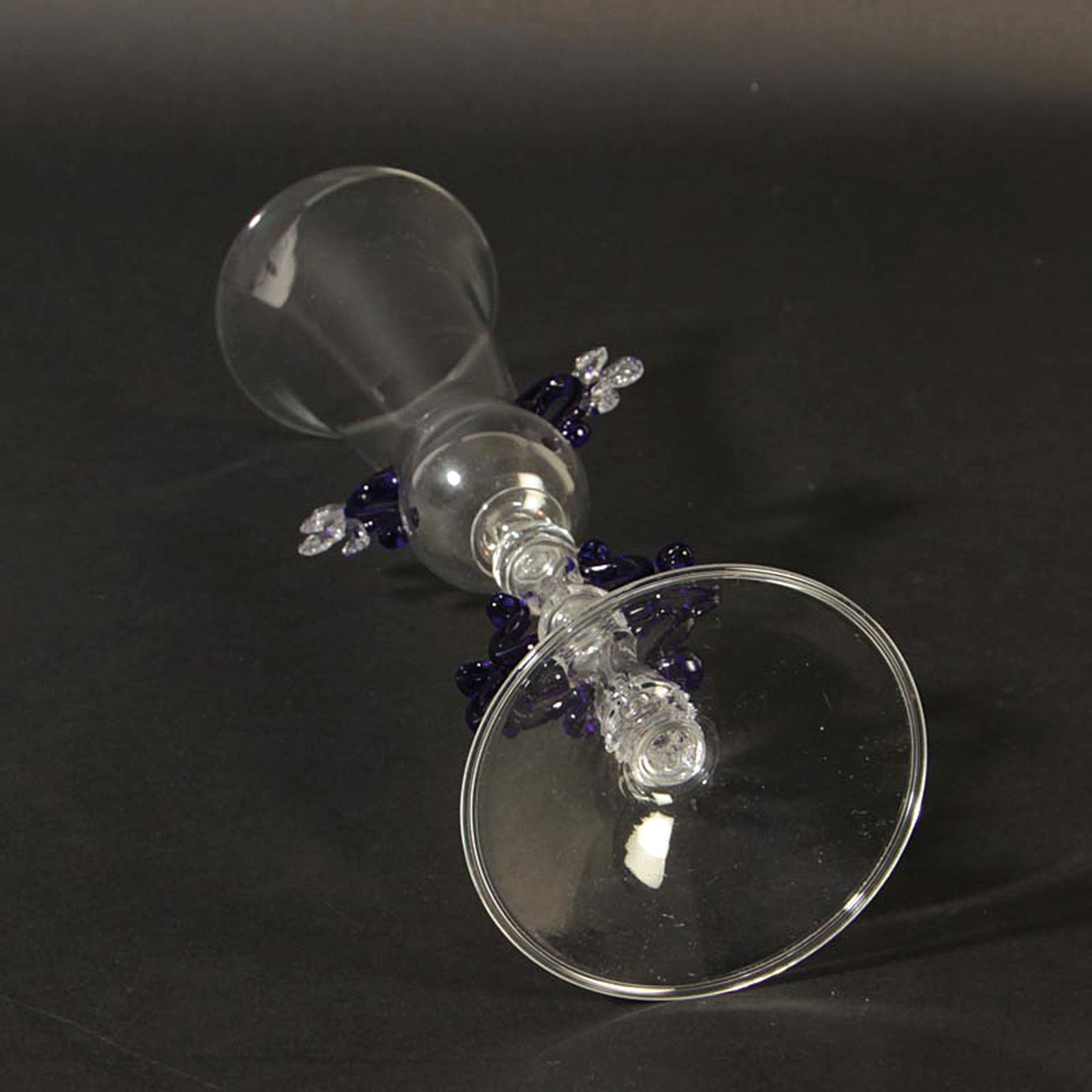 Detail e: Prunkglas, Umberto Belotto, Murano, 1970-75, farbloses Glas, königsblau aufgeschmolzene Zierelemente, H. 29,5 cm
