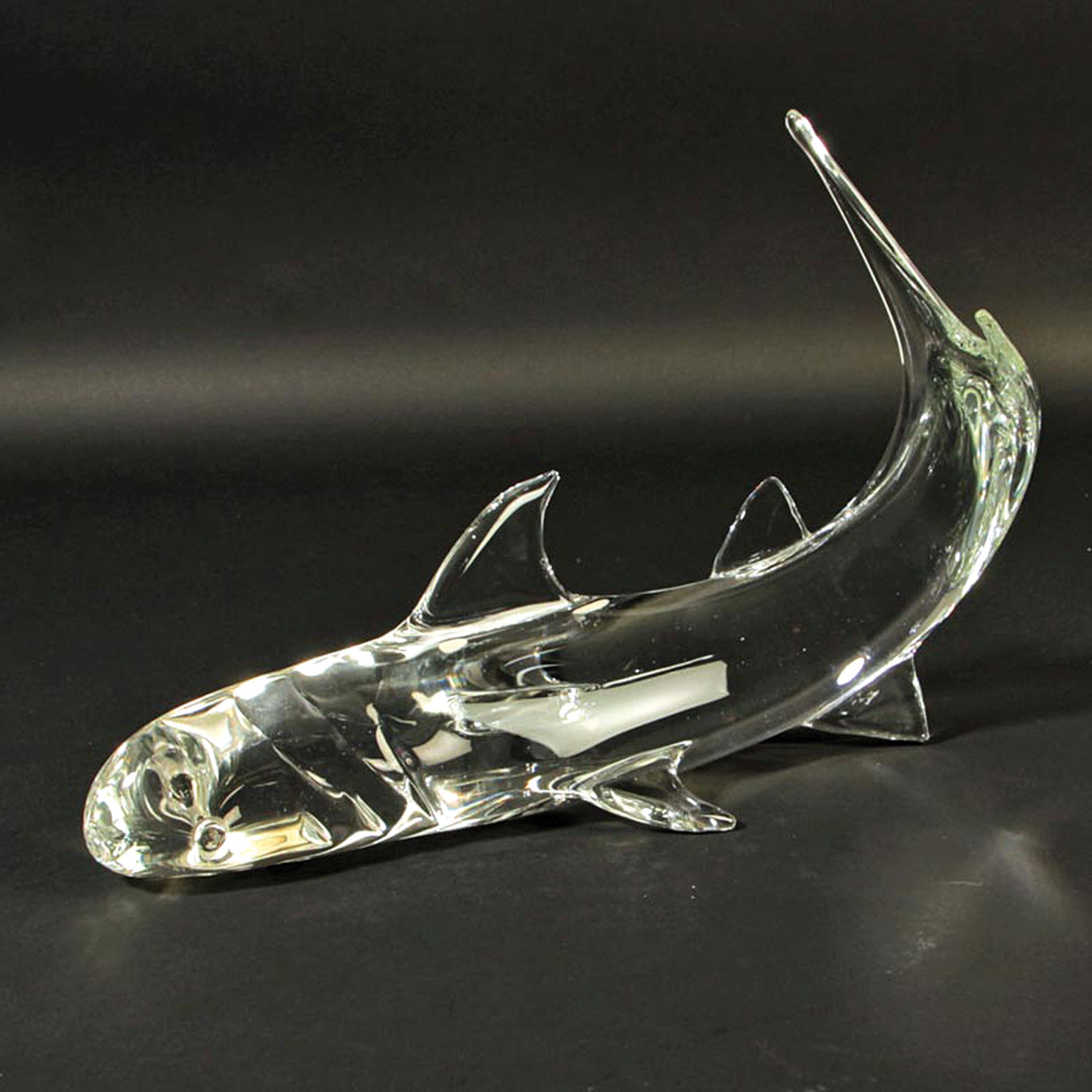 Glasskulptur Hai, Ermanno Nason für Cenedese, Murano, farbloses Glas, Hai mit erhobener Schwanzflosse, unsigniert, schwere Qualität, 28x40x15 cm