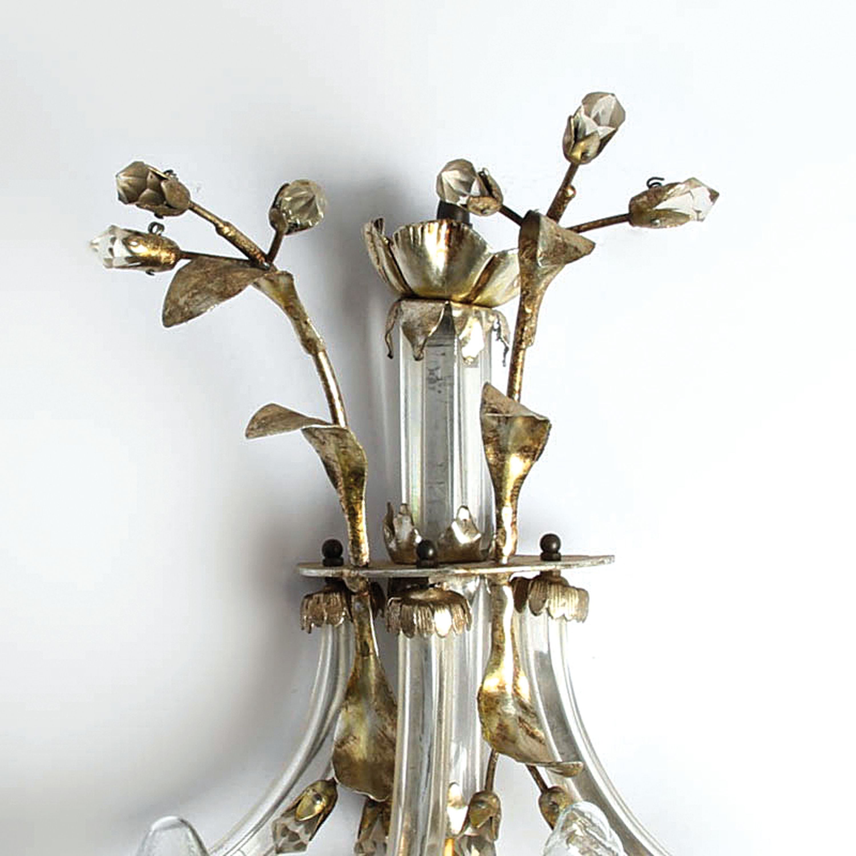 Detail a: 4 Wandlampen, wohl Frankreich, 20.Jh., Metall versilbert, Kristallglasmonturen, je zweiflammig, Elektrifizierung nicht geprüft, H je . 38 cm