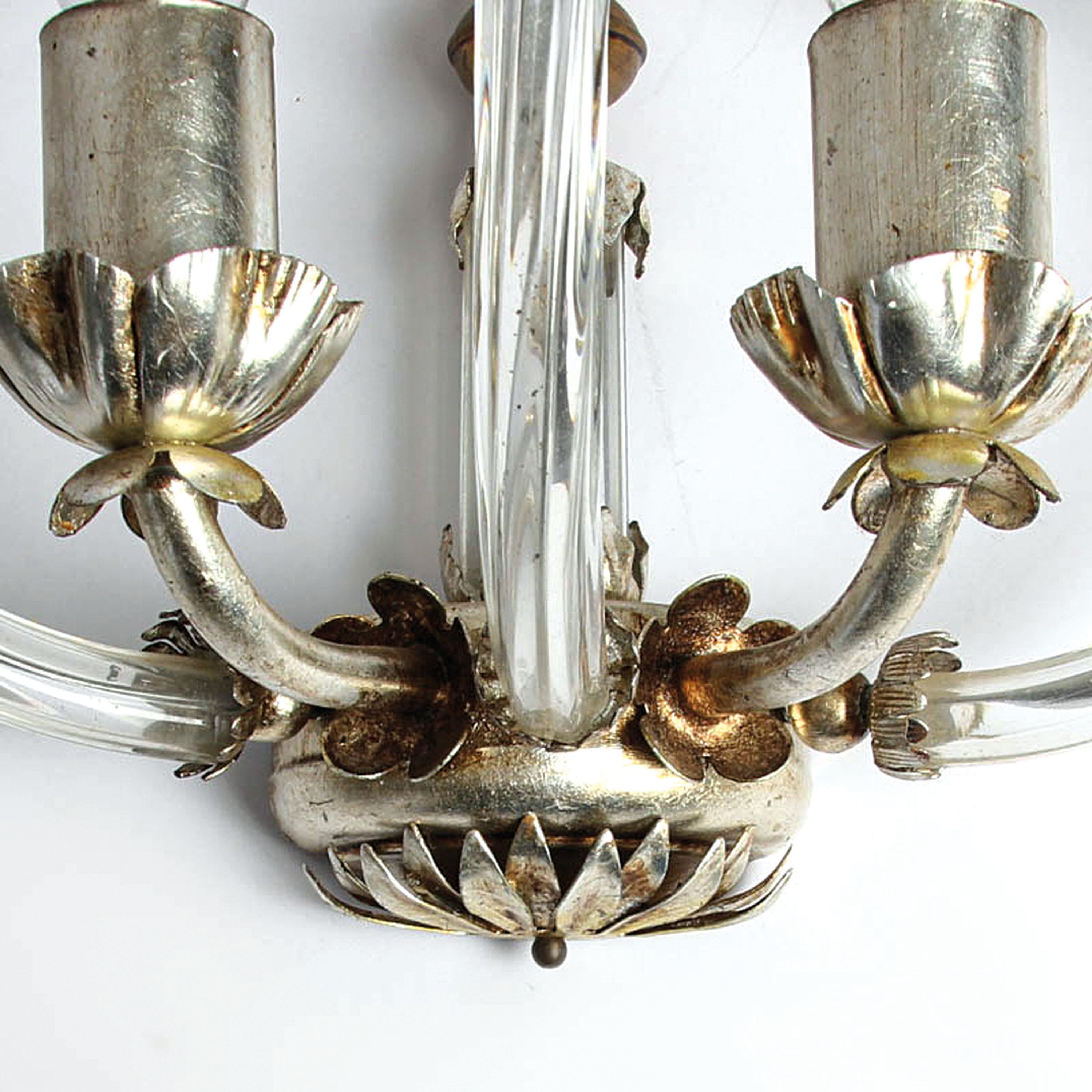 Detail c: 4 Wandlampen, wohl Frankreich, 20.Jh., Metall versilbert, Kristallglasmonturen, je zweiflammig, Elektrifizierung nicht geprüft, H je . 38 cm