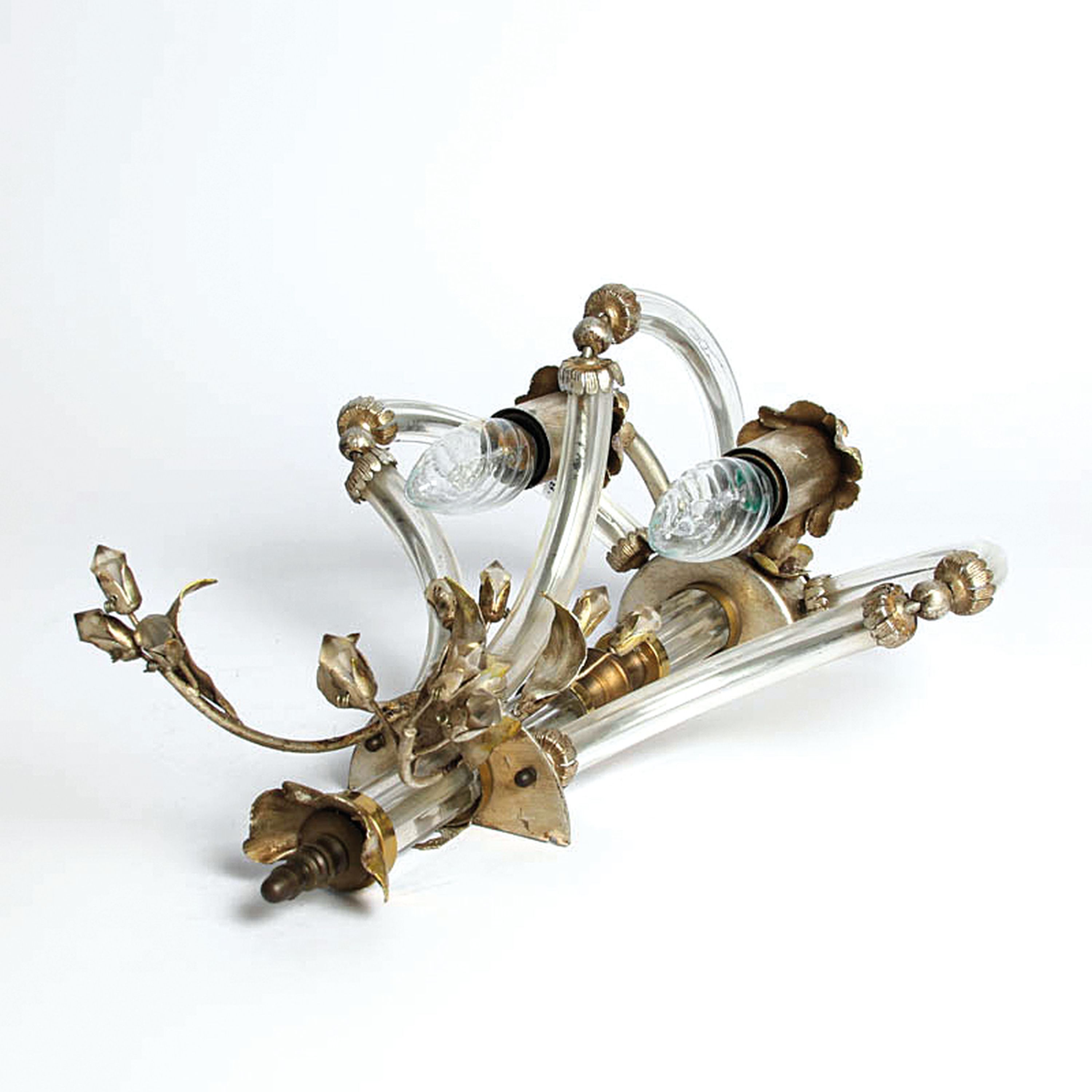 Detail f: 4 Wandlampen, wohl Frankreich, 20.Jh., Metall versilbert, Kristallglasmonturen, je zweiflammig, Elektrifizierung nicht geprüft, H je . 38 cm