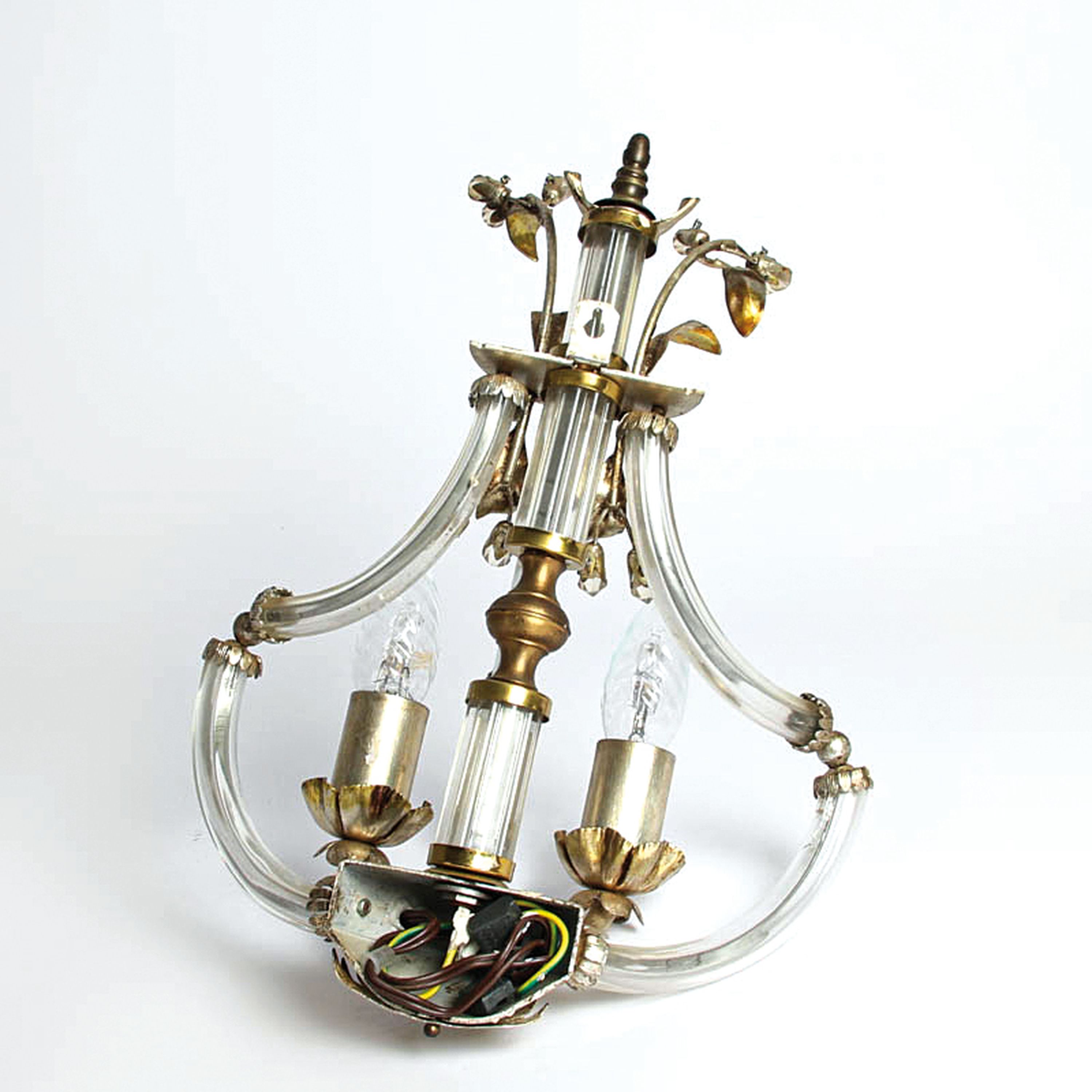 Detail g: 4 Wandlampen, wohl Frankreich, 20.Jh., Metall versilbert, Kristallglasmonturen, je zweiflammig, Elektrifizierung nicht geprüft, H je . 38 cm