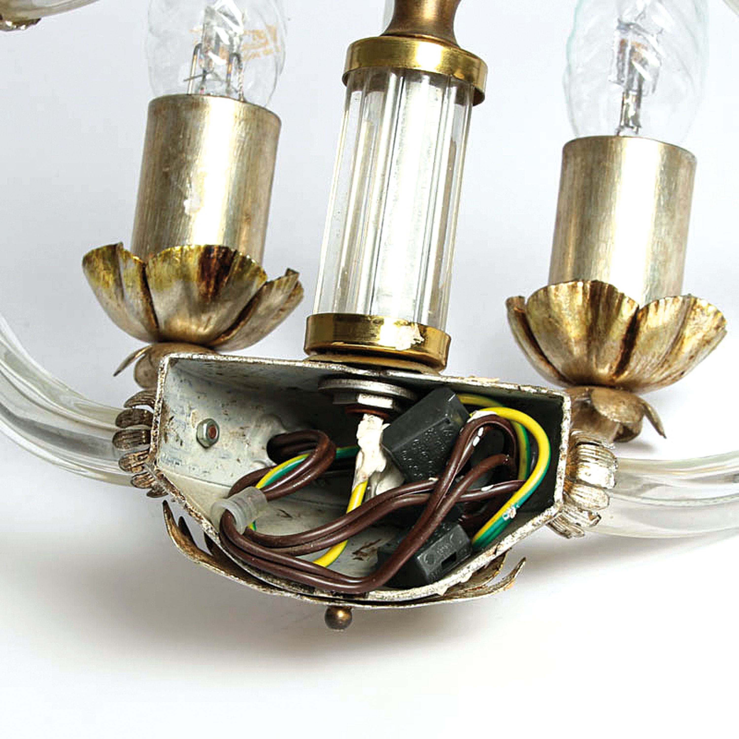 Detail i: 4 Wandlampen, wohl Frankreich, 20.Jh., Metall versilbert, Kristallglasmonturen, je zweiflammig, Elektrifizierung nicht geprüft, H je . 38 cm