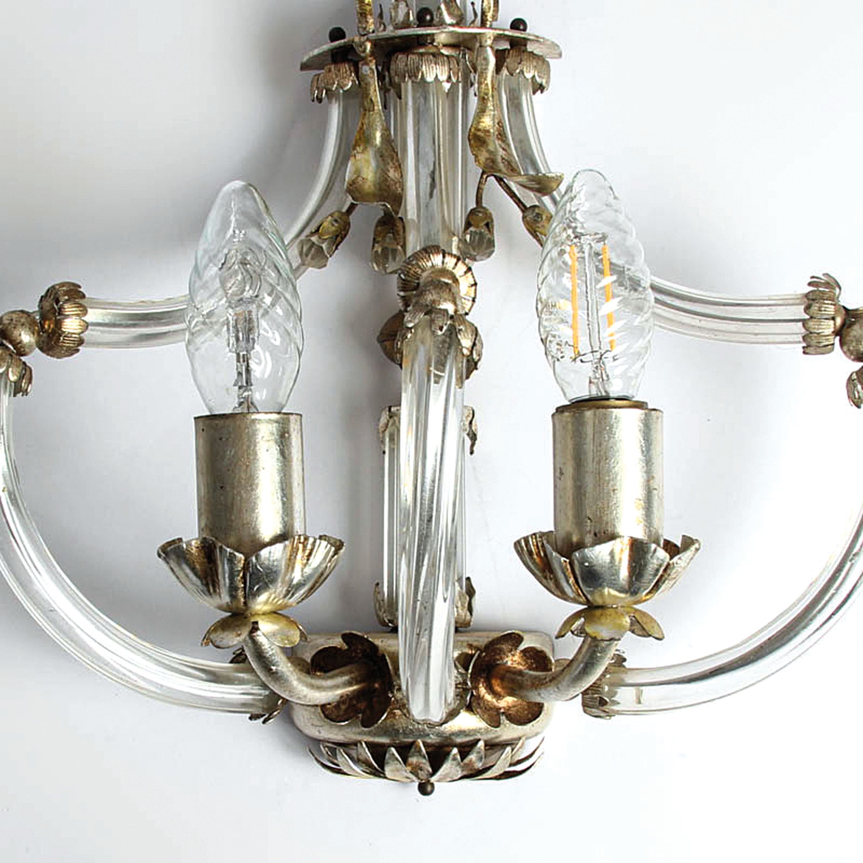Detail l: 4 Wandlampen, wohl Frankreich, 20.Jh., Metall versilbert, Kristallglasmonturen, je zweiflammig, Elektrifizierung nicht geprüft, H je . 38 cm