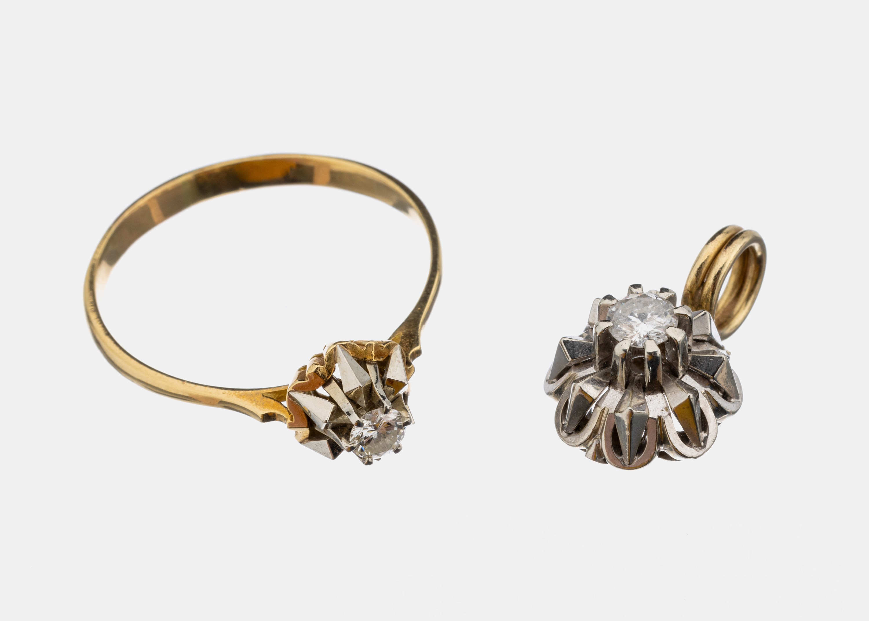 14 kt Gold Brillant-Schmuckset, GG/WG 585/000, best. aus: 1 x Ring mit Brillant ca. 0.20 ct Weiß/vs, RW 70, 1 x Anhänger mit Brillant ca. 0.30 ct ...