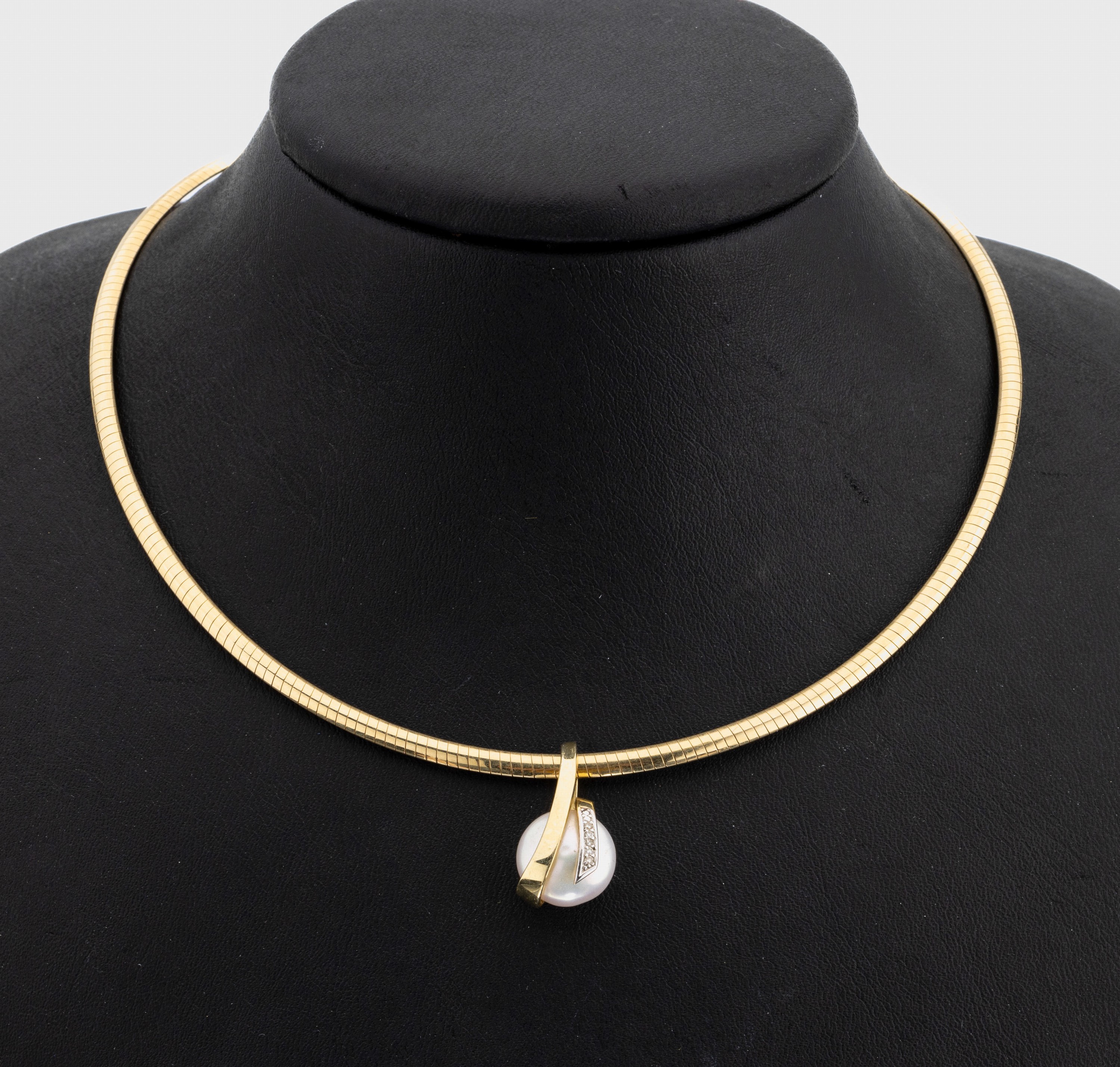 14 kt Gold Zuchtperl-Brillant-Anhänger, GG 585/000, rosef. Perlboutton, mit kl. Brillantbesatz zus. ca. 0.025 ct (grav.), an Halsreif, L. ca. 52 ...