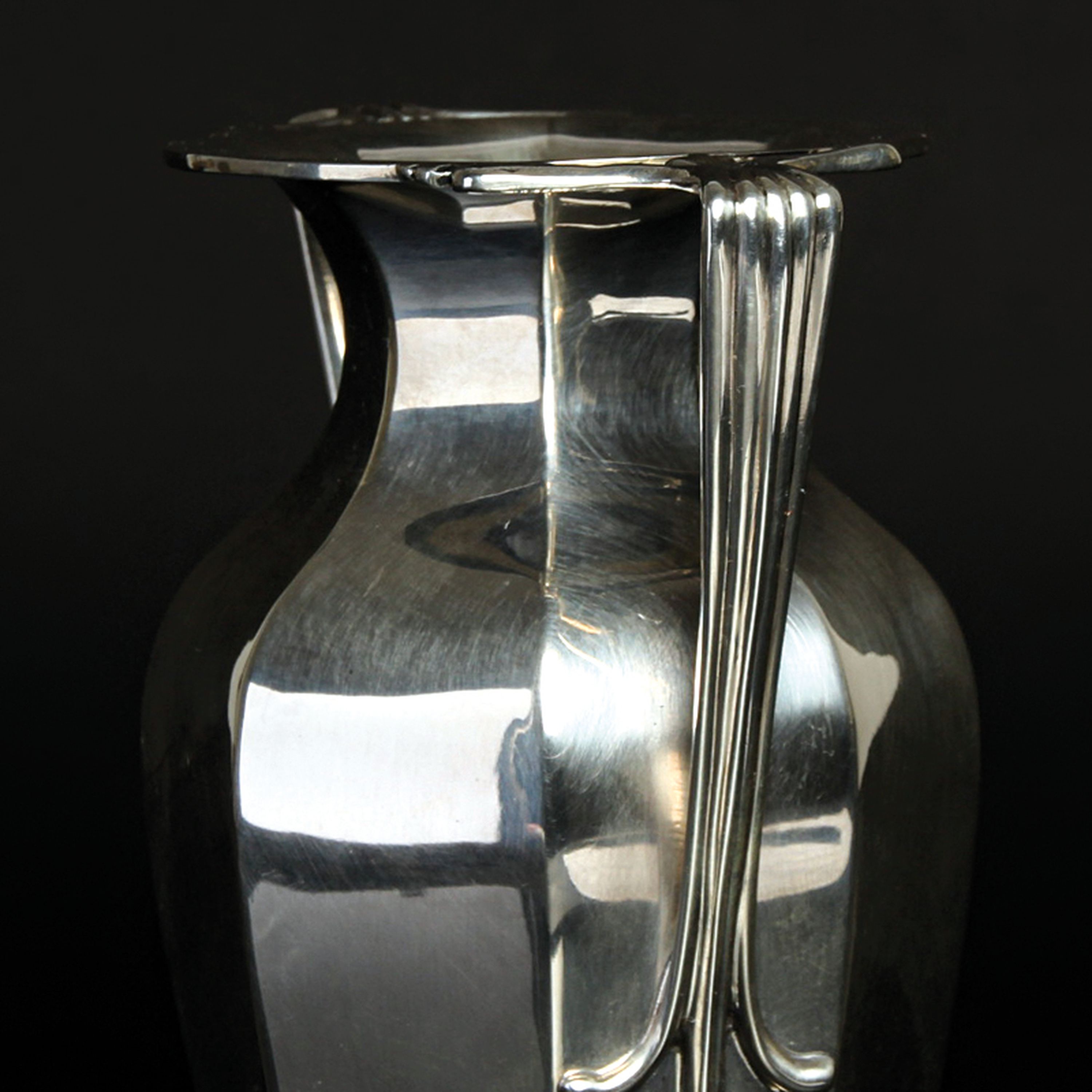 Detail a: Doppelhenkelvase aus Silber, Charles Clement Pilling, Sheffield, 1919, Vertrieb Z. Barraclough & Sons, Leeds, Sterlingsilber, 395g, H. 18 cm
