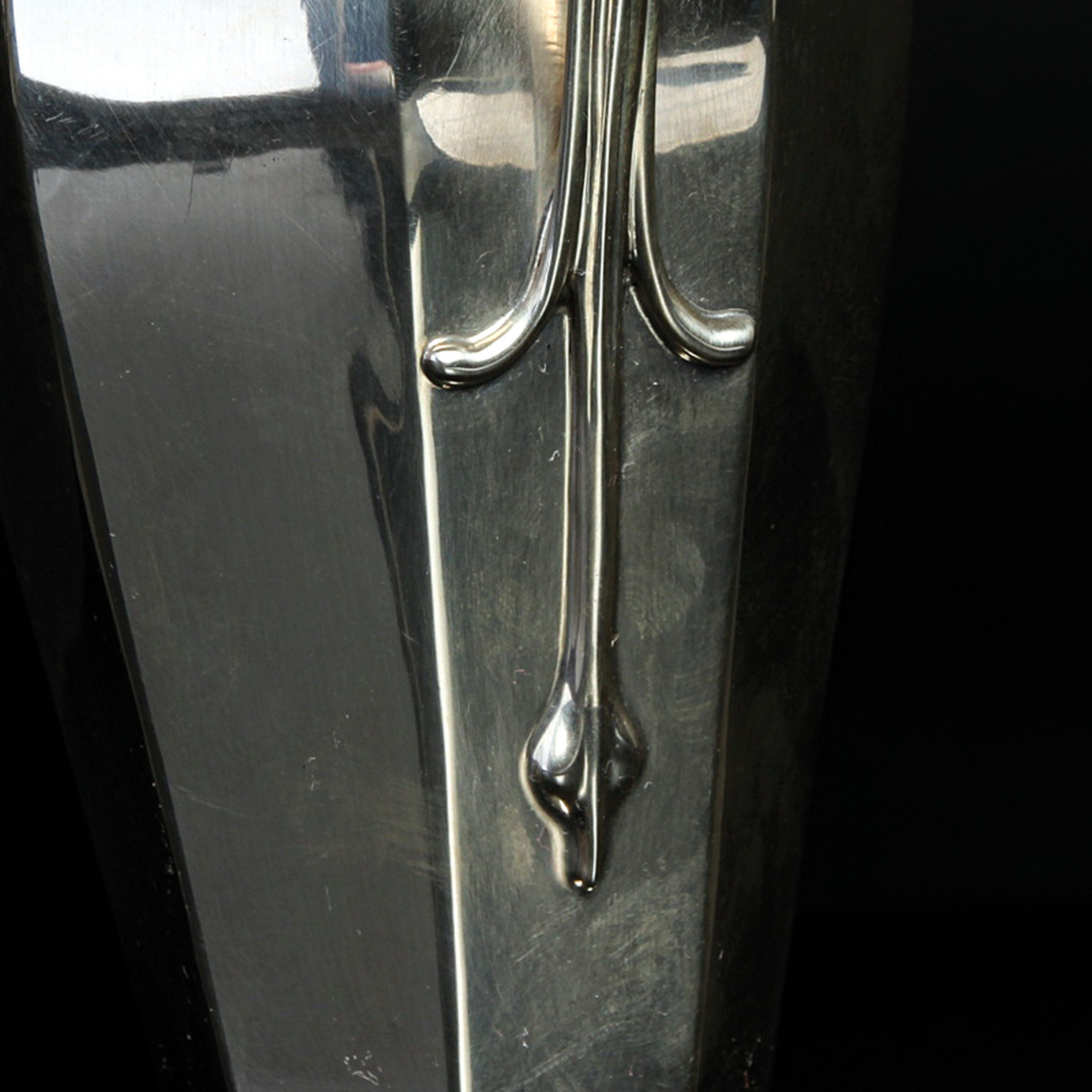 Detail b: Doppelhenkelvase aus Silber, Charles Clement Pilling, Sheffield, 1919, Vertrieb Z. Barraclough & Sons, Leeds, Sterlingsilber, 395g, H. 18 cm