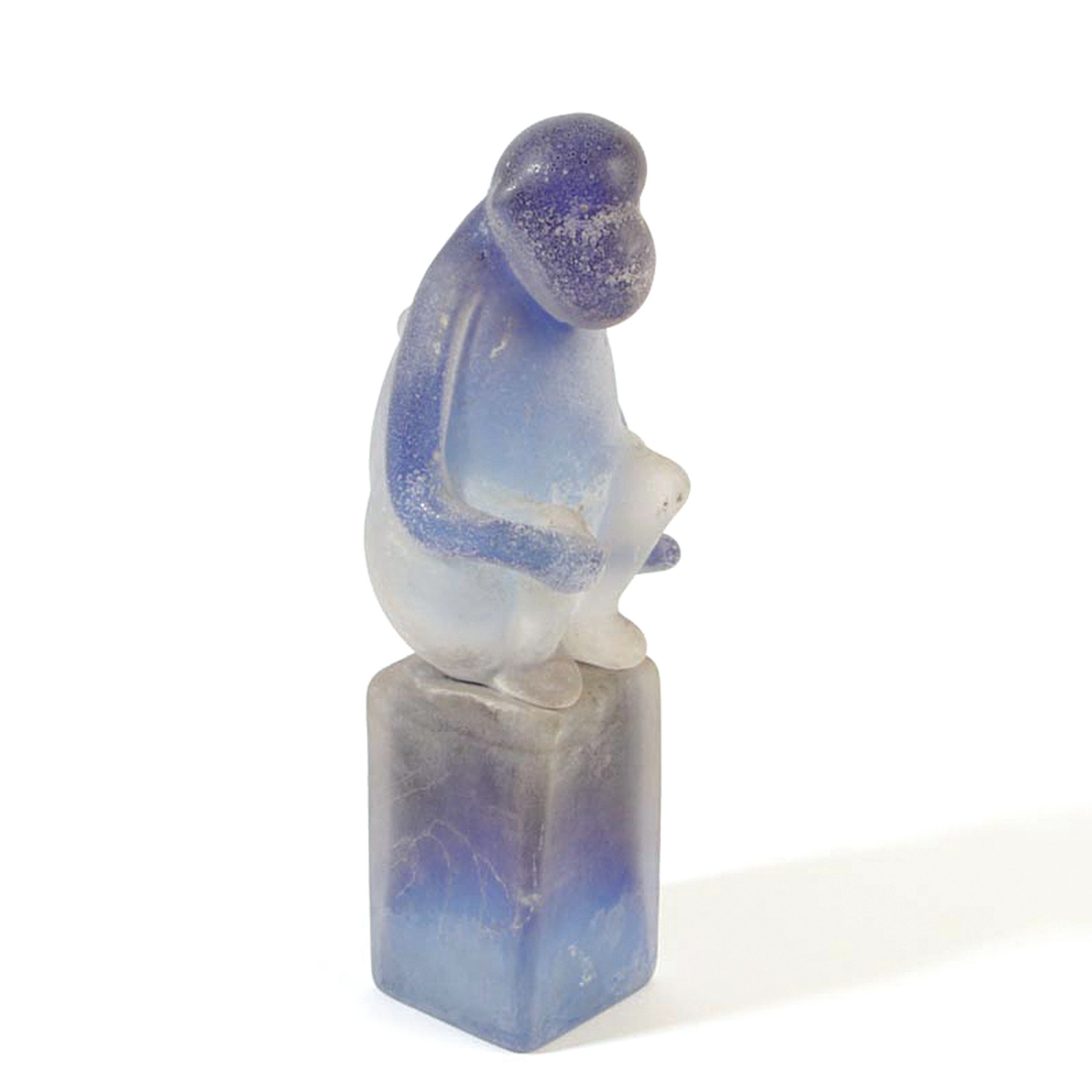Vetro a Scavo-Skulptur Affe, Ermanno Nason für Cenedese, Murano, 1963-72, farbloses Glas mit blauen Einschmelzungen, Vetro a Scavo Technik, ...
