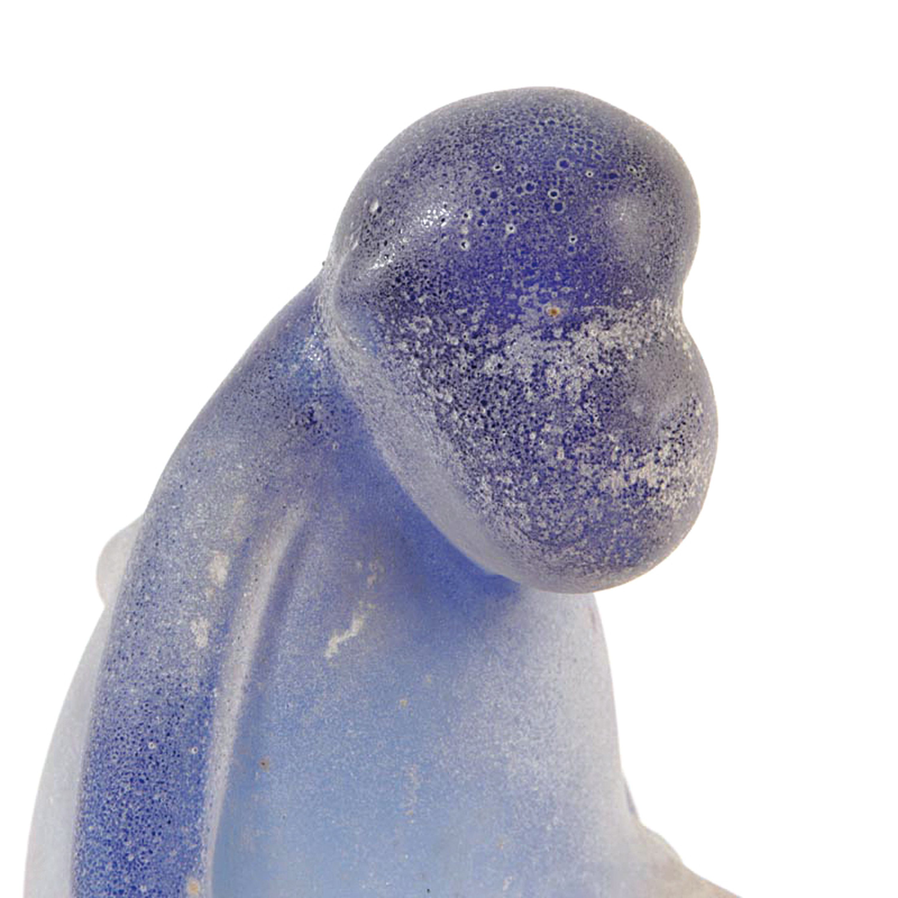 Detail b: Vetro a Scavo-Skulptur Affe, Ermanno Nason für Cenedese, Murano, 1963-72, farbloses Glas mit blauen Einschmelzungen, Vetro a Scavo Technik, ...