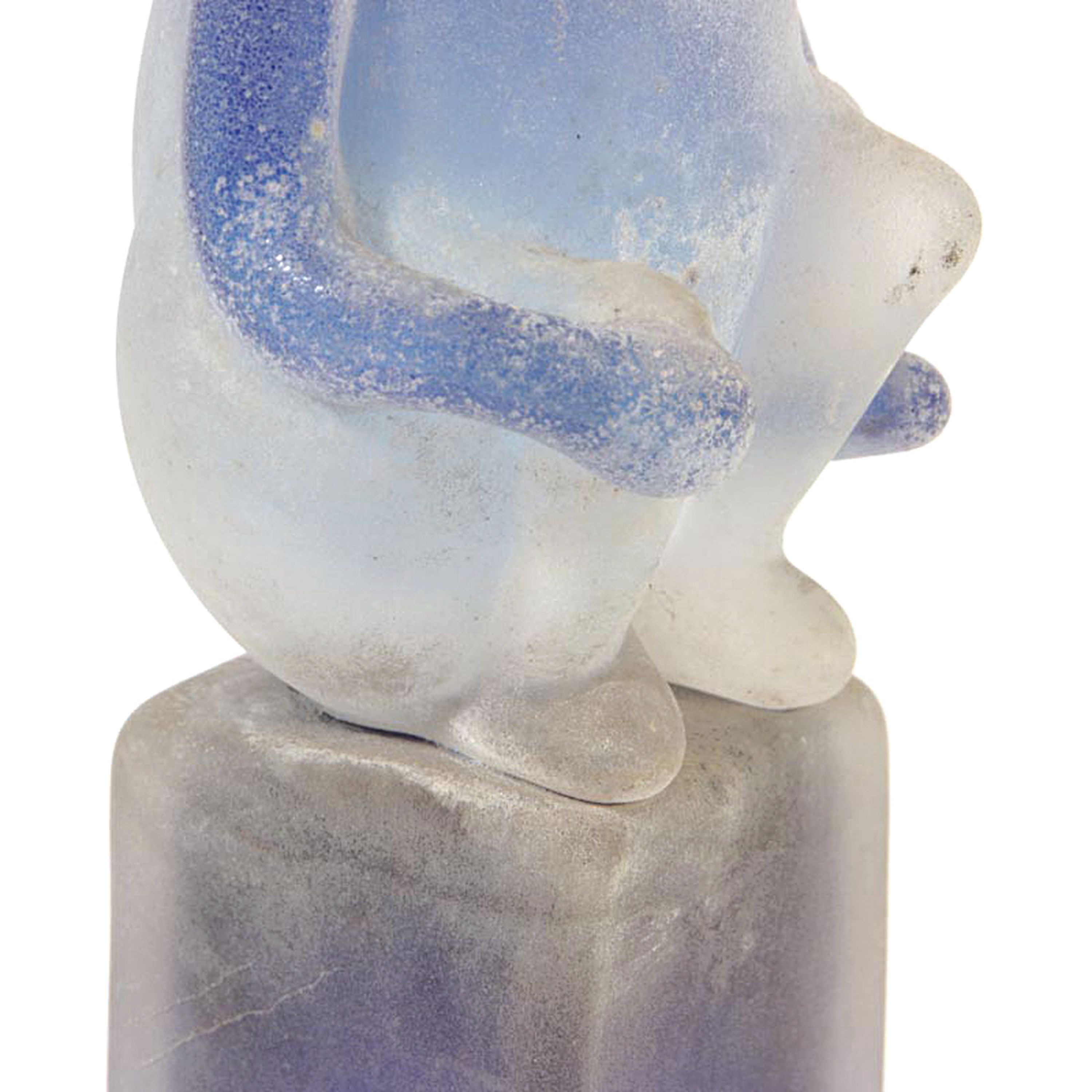 Detail e: Vetro a Scavo-Skulptur Affe, Ermanno Nason für Cenedese, Murano, 1963-72, farbloses Glas mit blauen Einschmelzungen, Vetro a Scavo Technik, ...