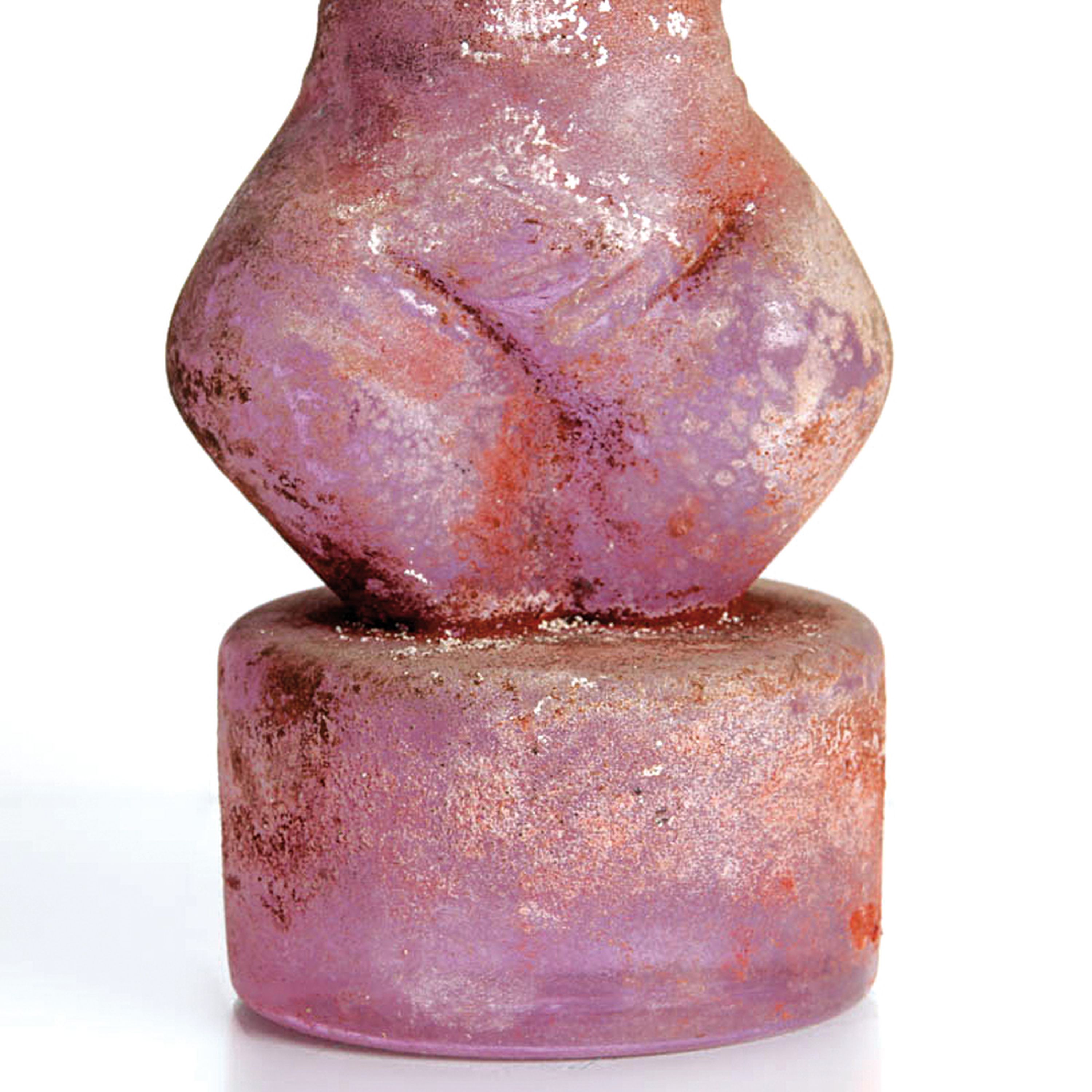 Detail c: Vetro A Scavo-Skulptur Groteske, Ermanno Nason für Cenedese, Murano, Neodymiumglas, Vetro a Scavo-Technik mit rötlicher Aschepatina, H. 23 cm