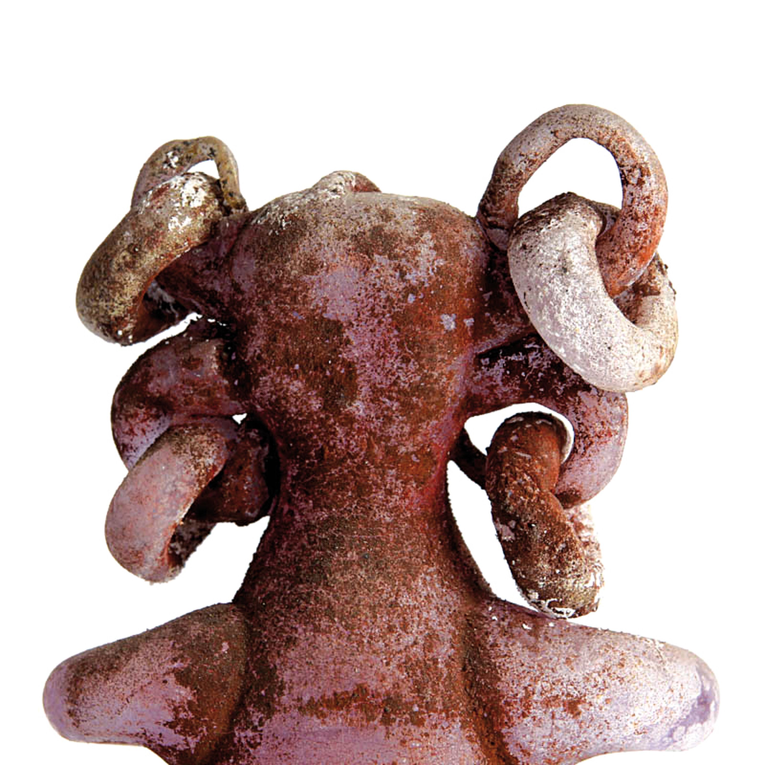 Detail e: Vetro A Scavo-Skulptur Groteske, Ermanno Nason für Cenedese, Murano, Neodymiumglas, Vetro a Scavo-Technik mit rötlicher Aschepatina, H. 23 cm