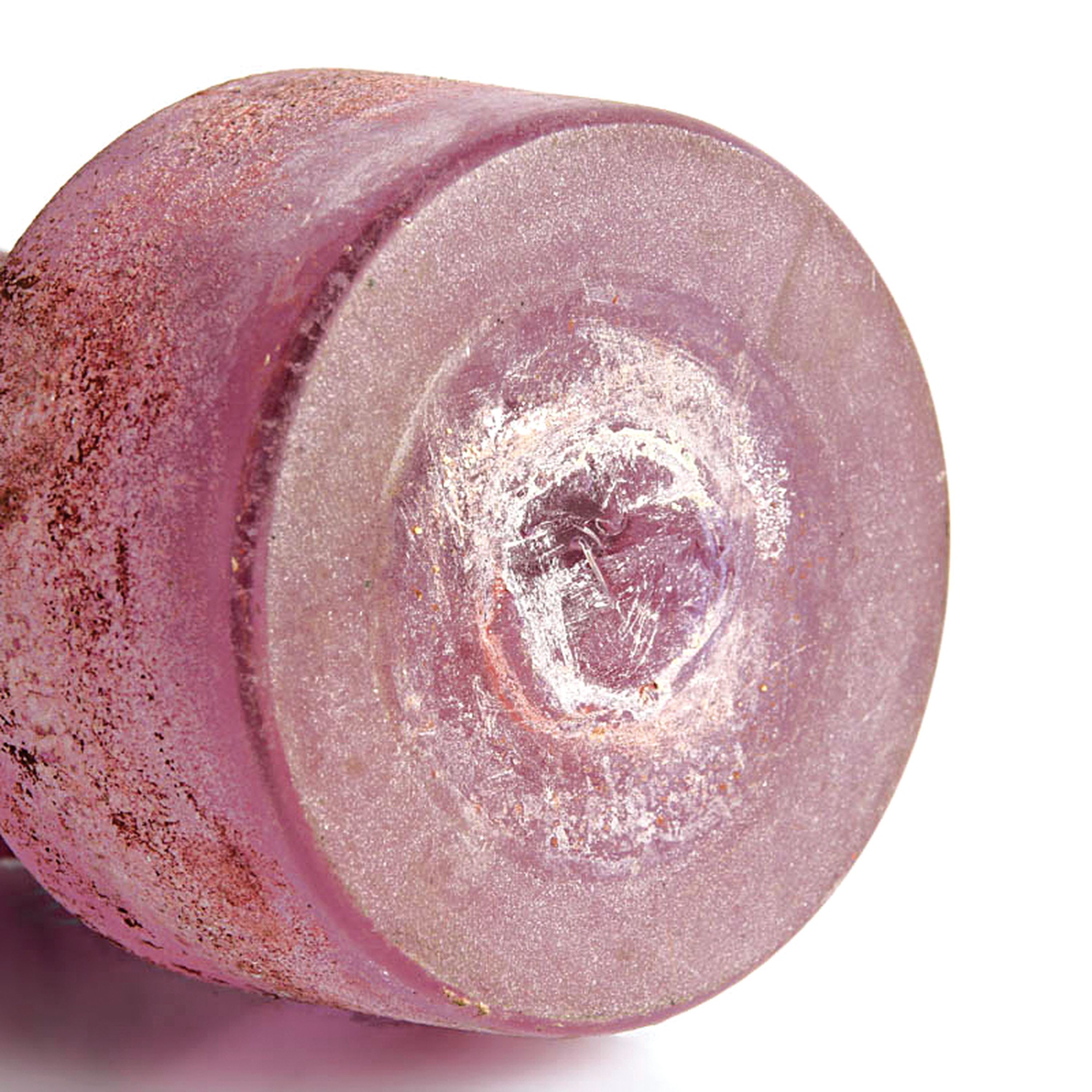 Detail f: Vetro A Scavo-Skulptur Groteske, Ermanno Nason für Cenedese, Murano, Neodymiumglas, Vetro a Scavo-Technik mit rötlicher Aschepatina, H. 23 cm