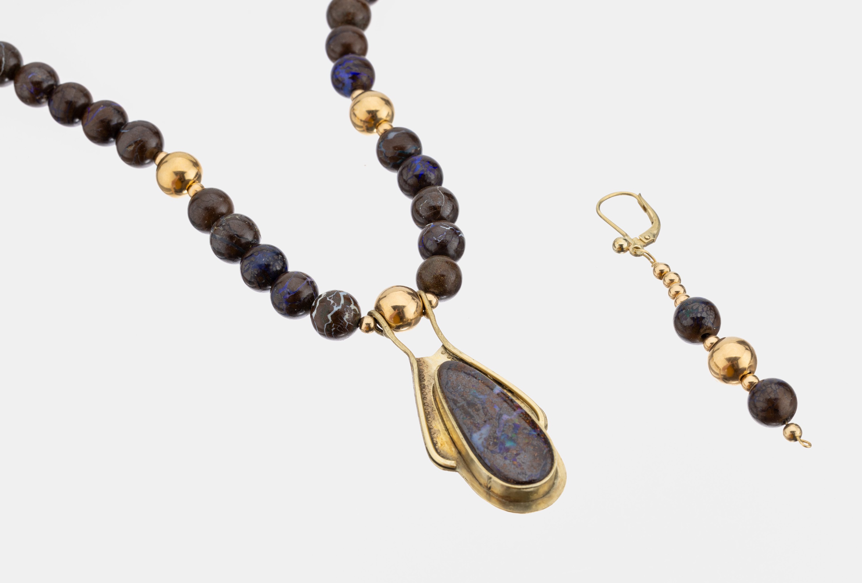 14 kt Gold Opal-Collier mit einzelnem Ohrhänger, GG 585/000, Anhänger mit Boulderopaleinlage, Kette aus Boulderopal und Goldzwischenkugeln ca. ...