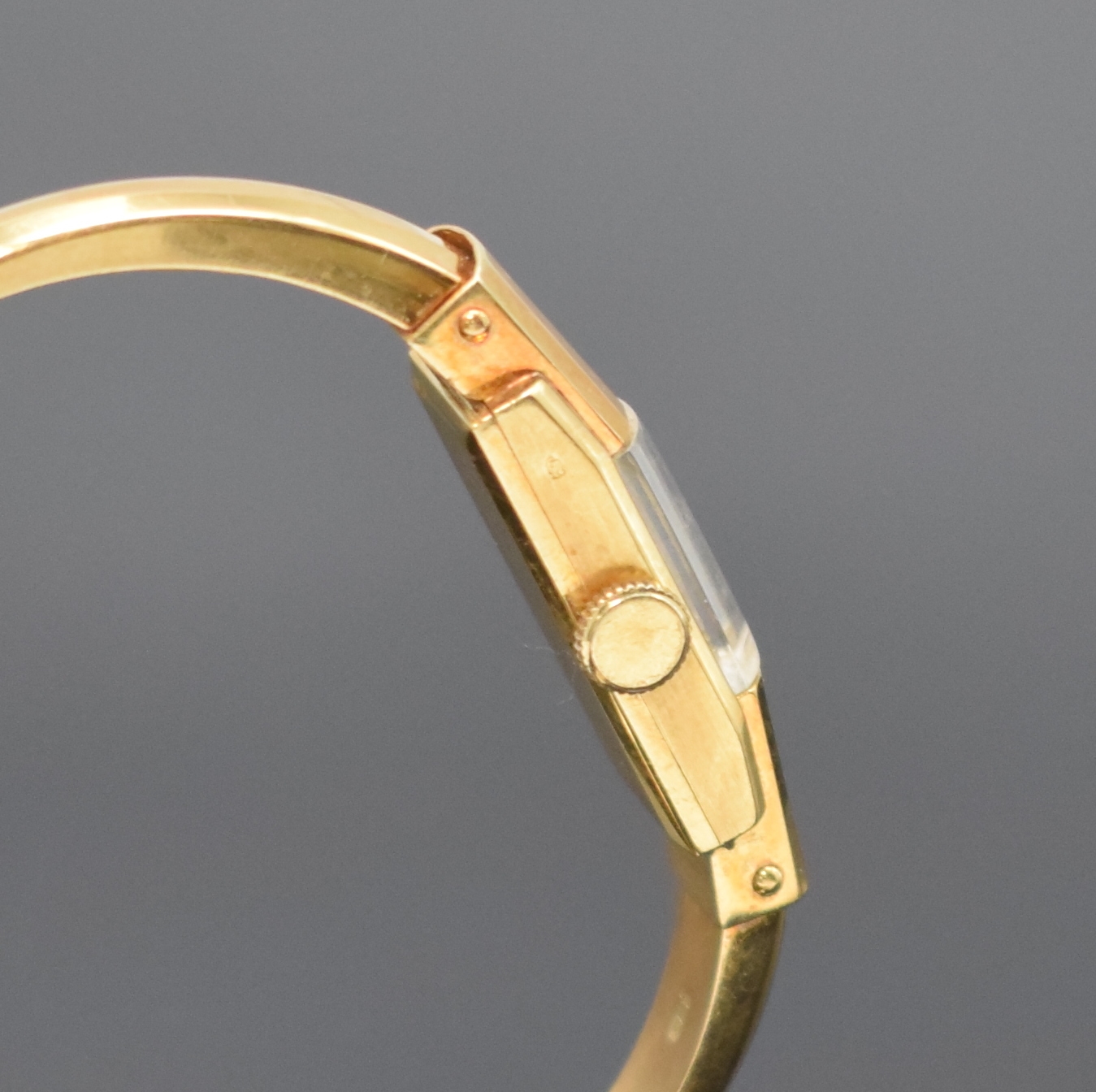 Detail d: BWC Spangenuhr in GG 585/000, Schweiz um 1940, Handaufzug, Scharnierboden, silb. Zifferbl., gold. Std.-Ind. u. Zahlen, gold. Zeiger, geschw. Std.- ...