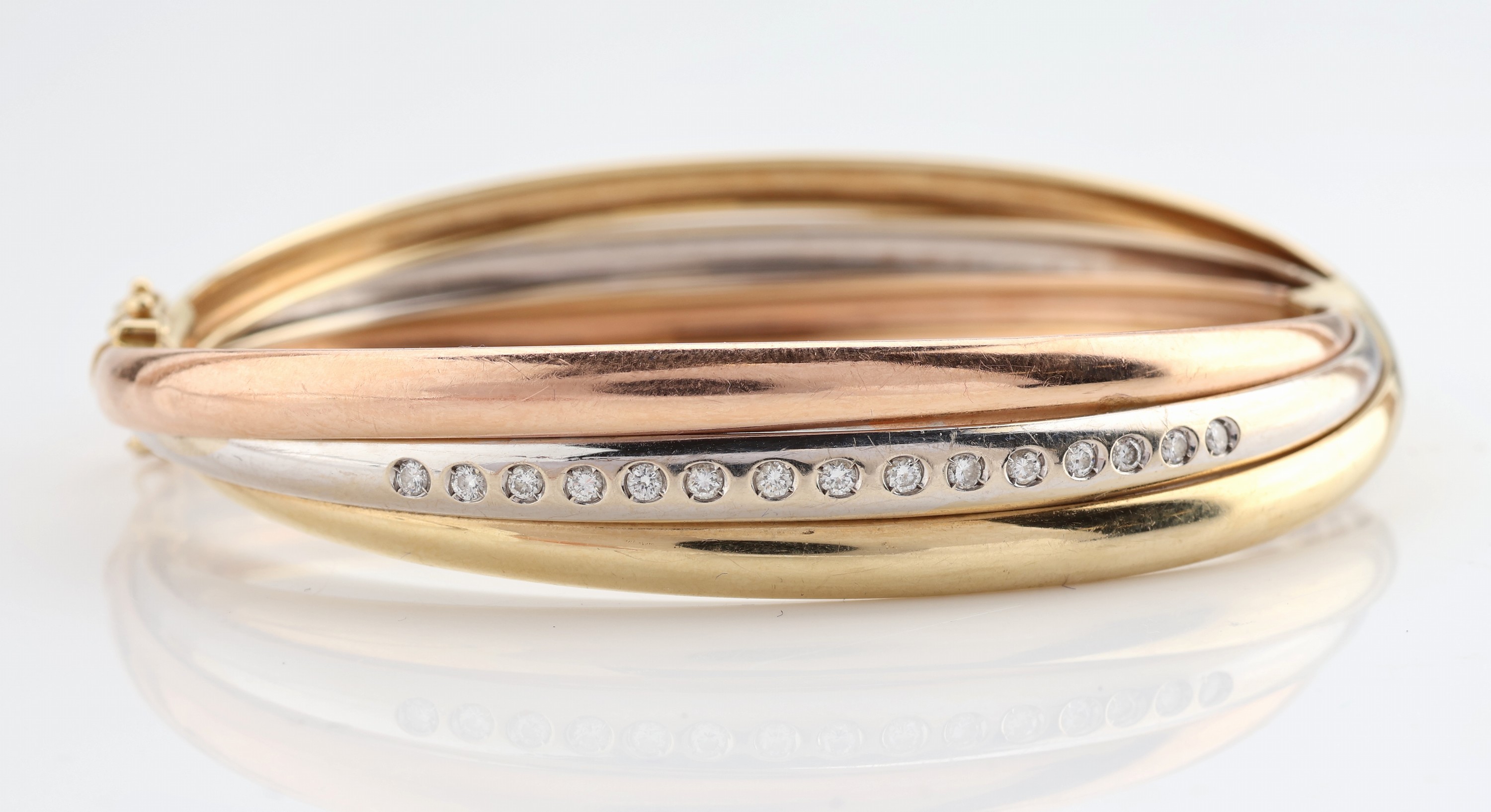 Detail a: 14 kt Gold Brillant-Armreif, GG/WG/RG 585/000, 3 in sich verschlungene Reife, mittlerer in WG bes. mit 15 Brillanten zus. ca. 0.30 ct Weiß/si, D. ...