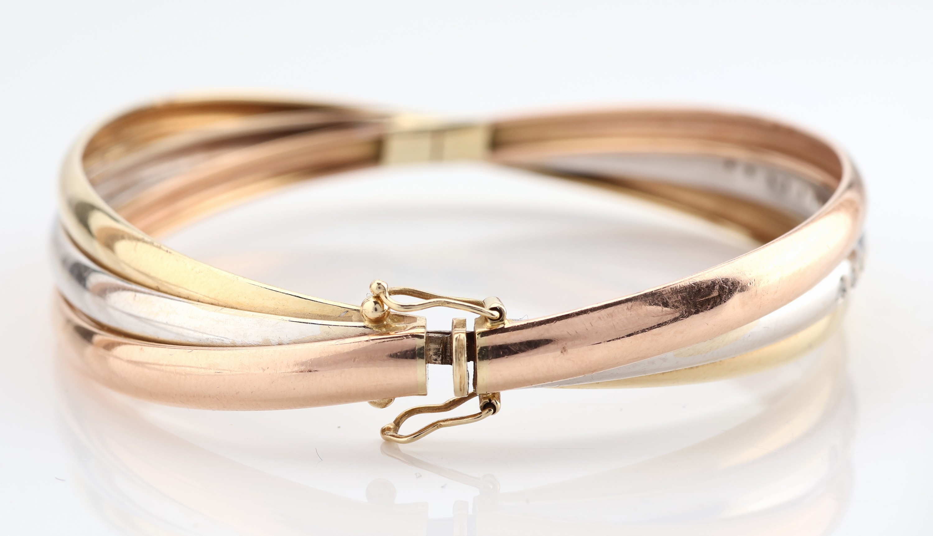 Detail b: 14 kt Gold Brillant-Armreif, GG/WG/RG 585/000, 3 in sich verschlungene Reife, mittlerer in WG bes. mit 15 Brillanten zus. ca. 0.30 ct Weiß/si, D. ...