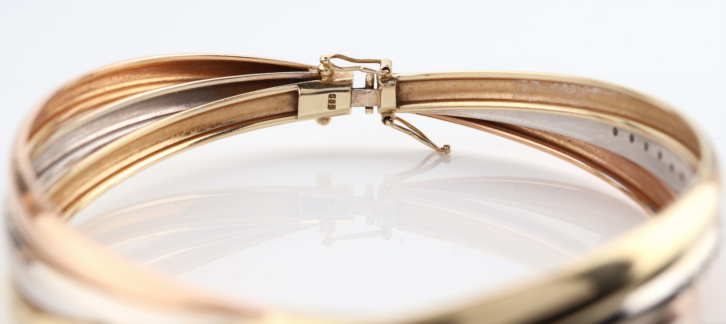 Detail c: 14 kt Gold Brillant-Armreif, GG/WG/RG 585/000, 3 in sich verschlungene Reife, mittlerer in WG bes. mit 15 Brillanten zus. ca. 0.30 ct Weiß/si, D. ...