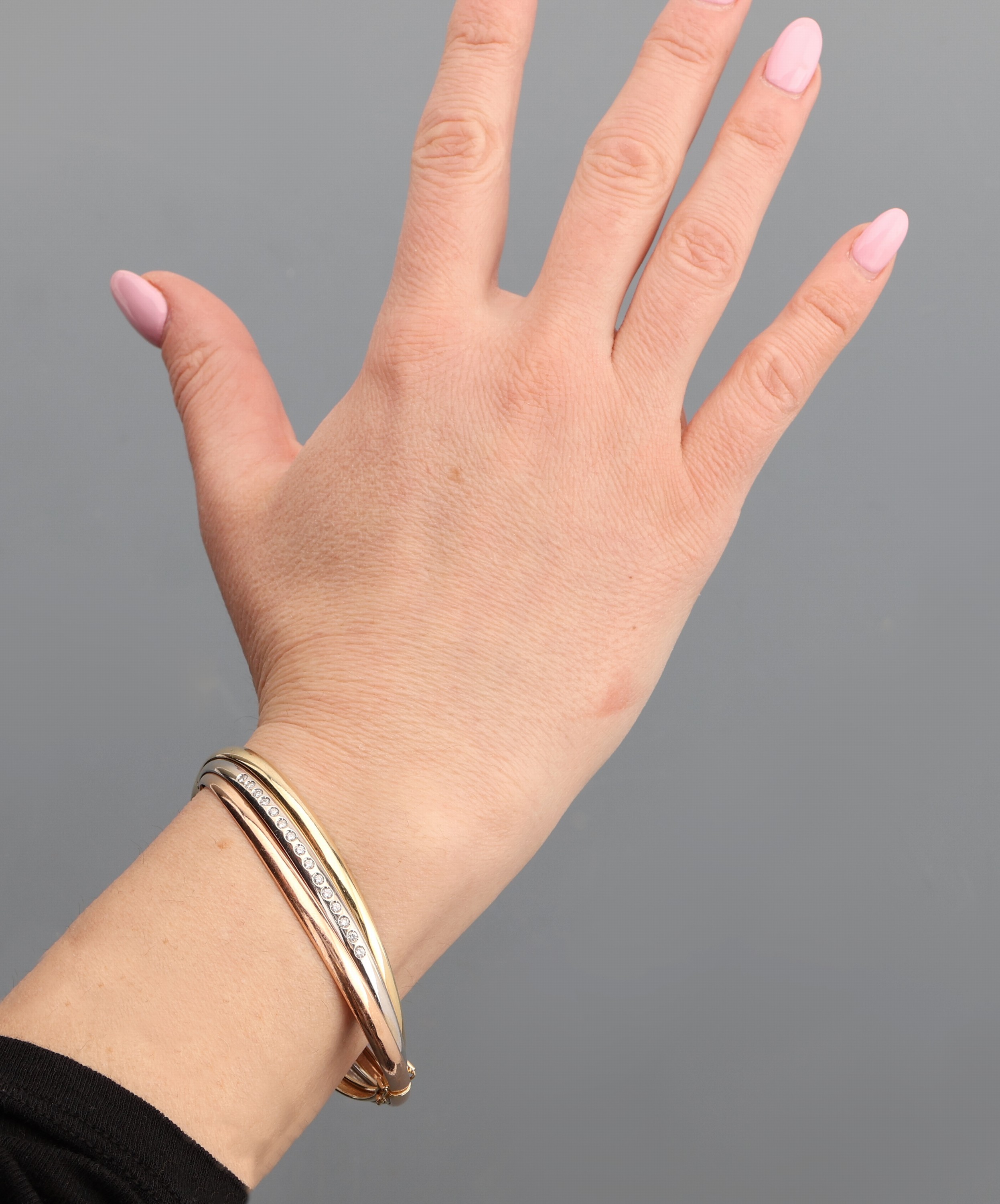 Detail d: 14 kt Gold Brillant-Armreif, GG/WG/RG 585/000, 3 in sich verschlungene Reife, mittlerer in WG bes. mit 15 Brillanten zus. ca. 0.30 ct Weiß/si, D. ...