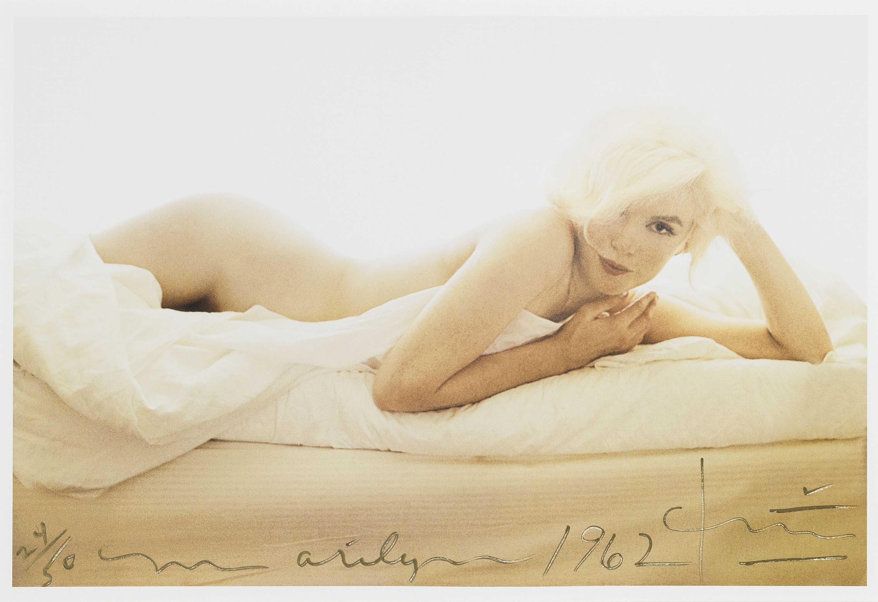 Bert Stern, 1929-2013, Farbfotografie, Titel: "Marilyn Color Baby on the Bed", Drucktechnik:Irisprint auf festem, mattem Fotopapier, ...
