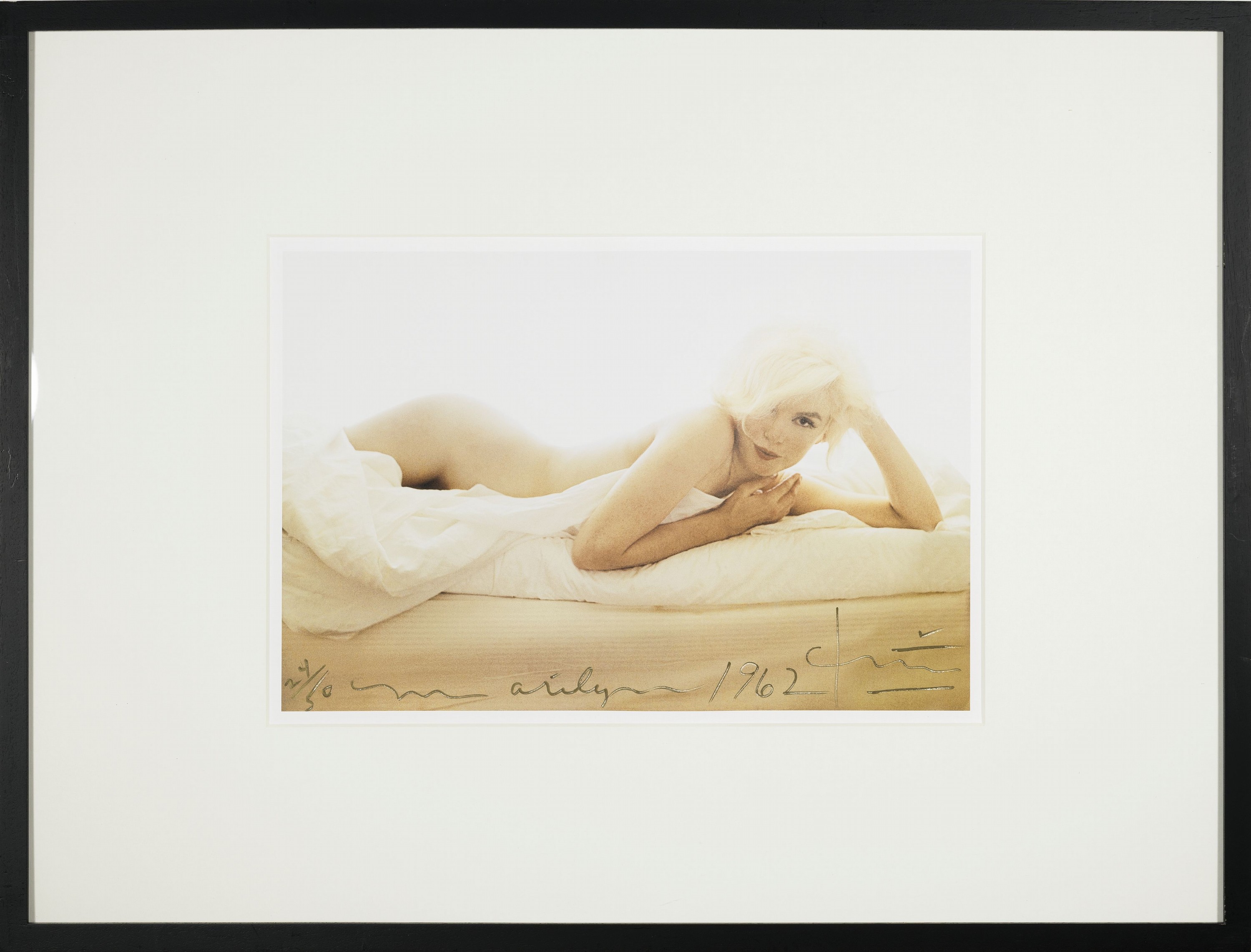 Detail k: Bert Stern, 1929-2013, Farbfotografie, Titel: "Marilyn Color Baby on the Bed", Drucktechnik:Irisprint auf festem, mattem Fotopapier, ...