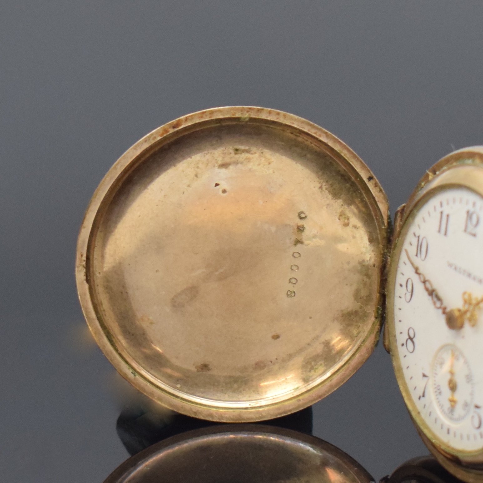 Detail a: WALTHAM vergoldete Damentaschenuhr an Kette in GG 585/000, USA um 1900, Strahlen-guill. Geh., Monogramm-Grav. auf Sprungdeckel, Emailzifferbl. riss., ...