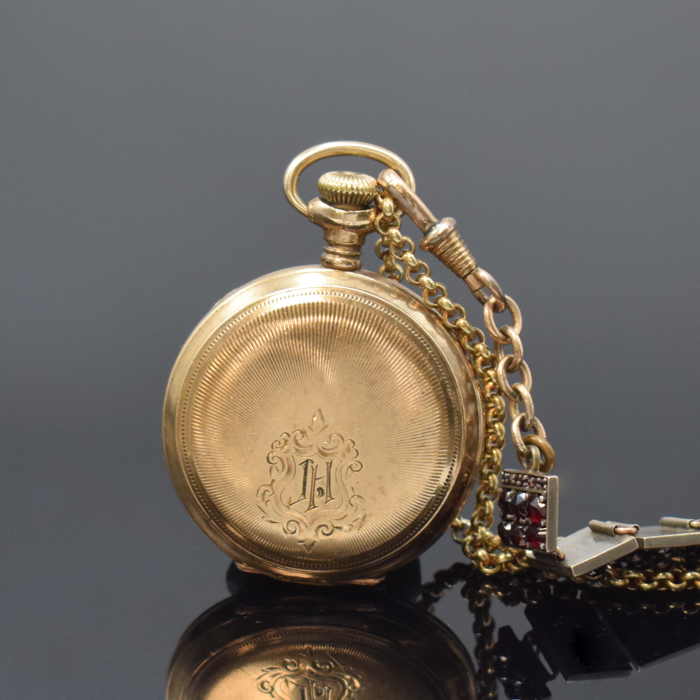 Detail b: WALTHAM vergoldete Damentaschenuhr an Kette in GG 585/000, USA um 1900, Strahlen-guill. Geh., Monogramm-Grav. auf Sprungdeckel, Emailzifferbl. riss., ...