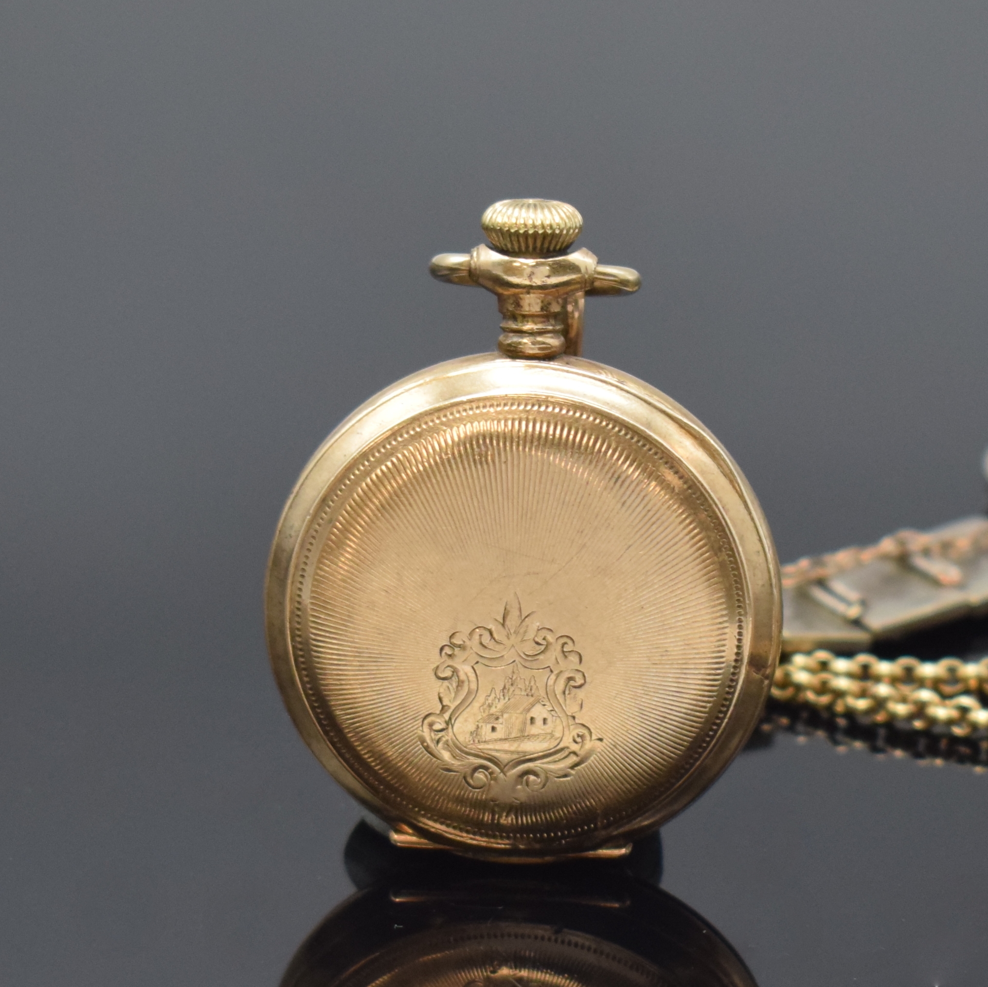 Detail c: WALTHAM vergoldete Damentaschenuhr an Kette in GG 585/000, USA um 1900, Strahlen-guill. Geh., Monogramm-Grav. auf Sprungdeckel, Emailzifferbl. riss., ...