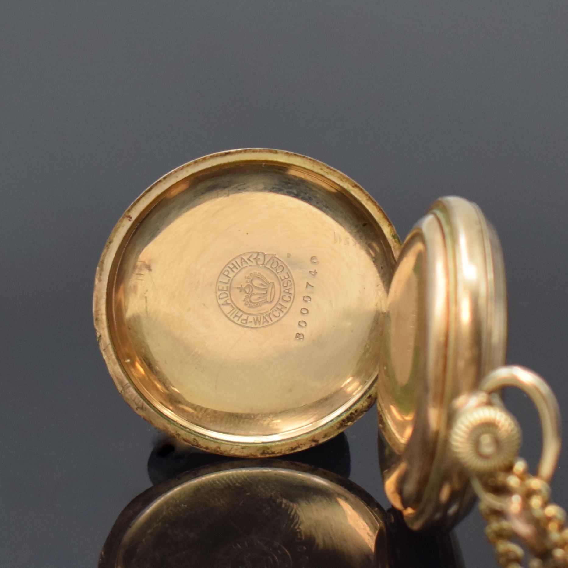 Detail d: WALTHAM vergoldete Damentaschenuhr an Kette in GG 585/000, USA um 1900, Strahlen-guill. Geh., Monogramm-Grav. auf Sprungdeckel, Emailzifferbl. riss., ...
