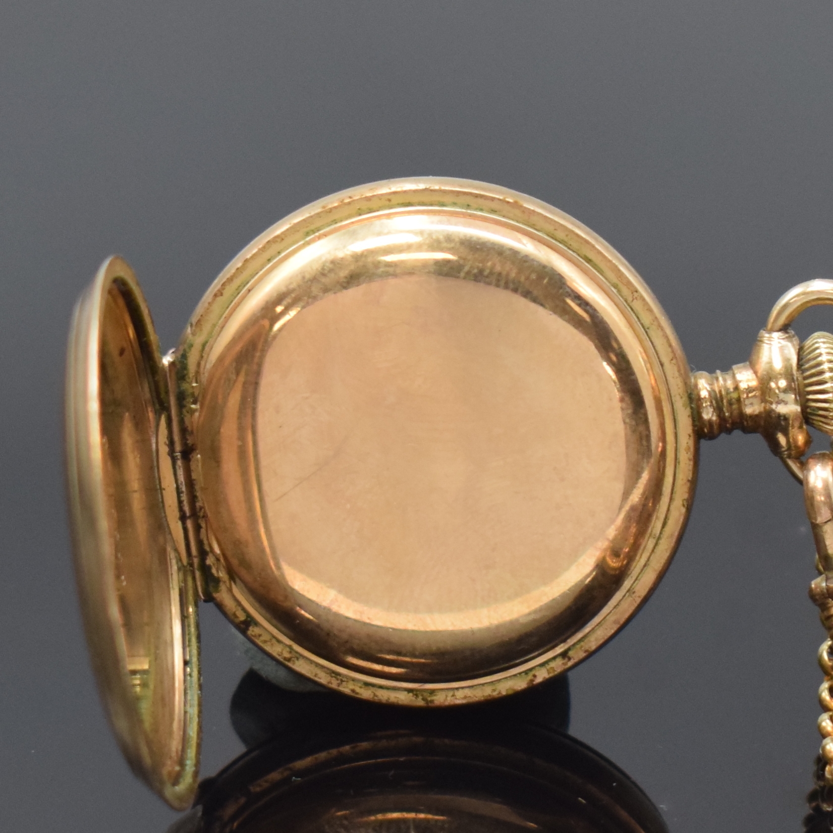 Detail e: WALTHAM vergoldete Damentaschenuhr an Kette in GG 585/000, USA um 1900, Strahlen-guill. Geh., Monogramm-Grav. auf Sprungdeckel, Emailzifferbl. riss., ...