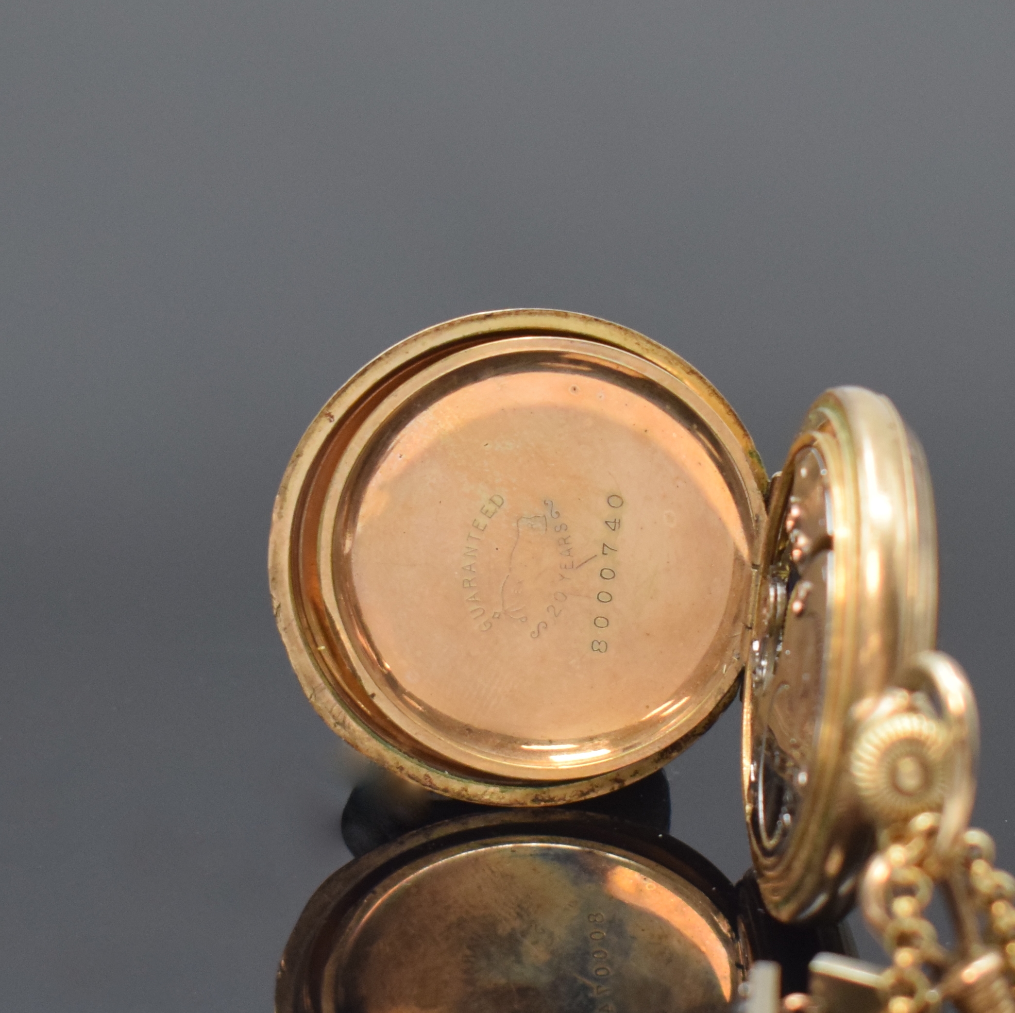 Detail f: WALTHAM vergoldete Damentaschenuhr an Kette in GG 585/000, USA um 1900, Strahlen-guill. Geh., Monogramm-Grav. auf Sprungdeckel, Emailzifferbl. riss., ...