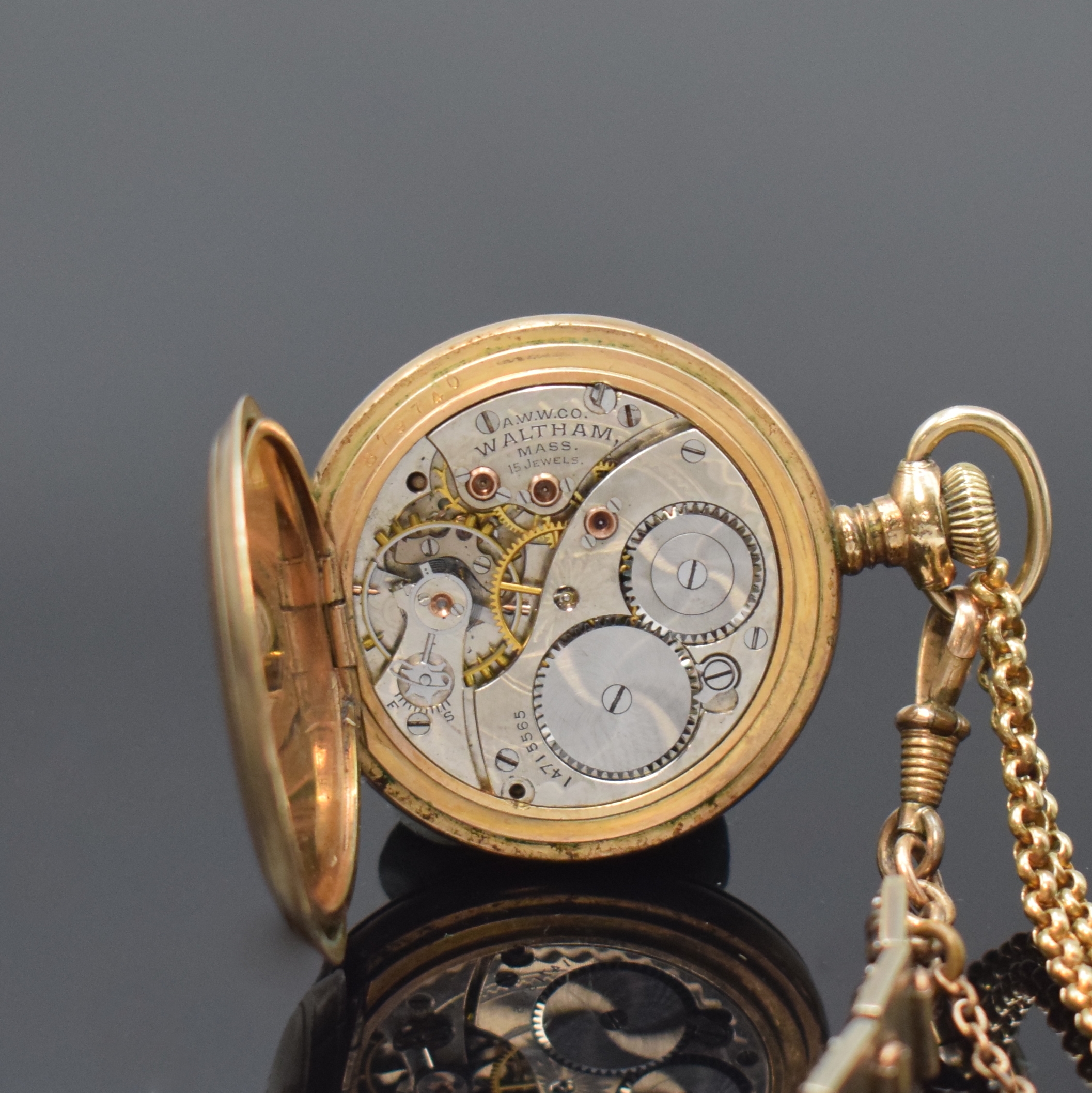 Detail g: WALTHAM vergoldete Damentaschenuhr an Kette in GG 585/000, USA um 1900, Strahlen-guill. Geh., Monogramm-Grav. auf Sprungdeckel, Emailzifferbl. riss., ...