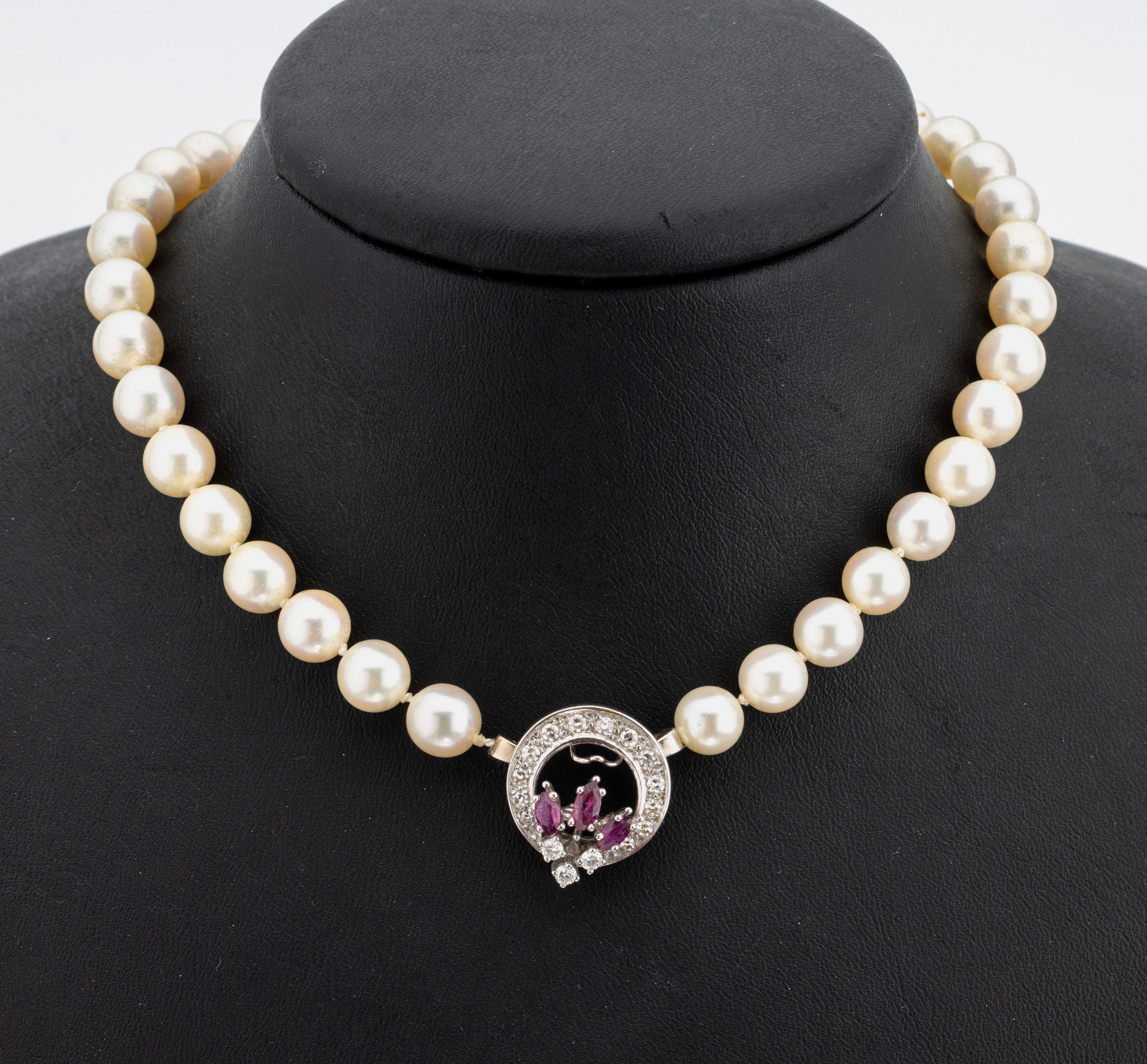 Zuchtperl-Collier mit 14 kt Gold Rubin- Brillant-Schmuckschließe, WG 585/000, Zuchtperlen, D. ca. 7.4-7.7 mm, Schließe mit 3Rubin-Navettes zus. ...