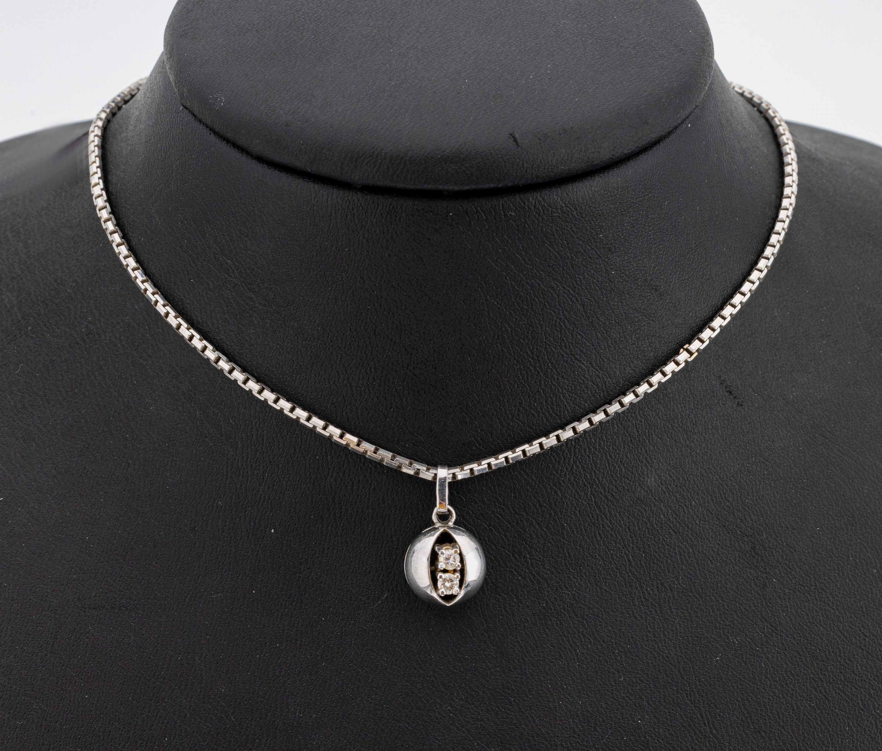 14 kt Gold Brillant-Anhänger, WG 585/000, 2Brillanten zus. ca. 0.12 ct Weiß/si, , an Kette, L. ca. 38 cm, Federringschließe, reinigungsbed. ca. ...