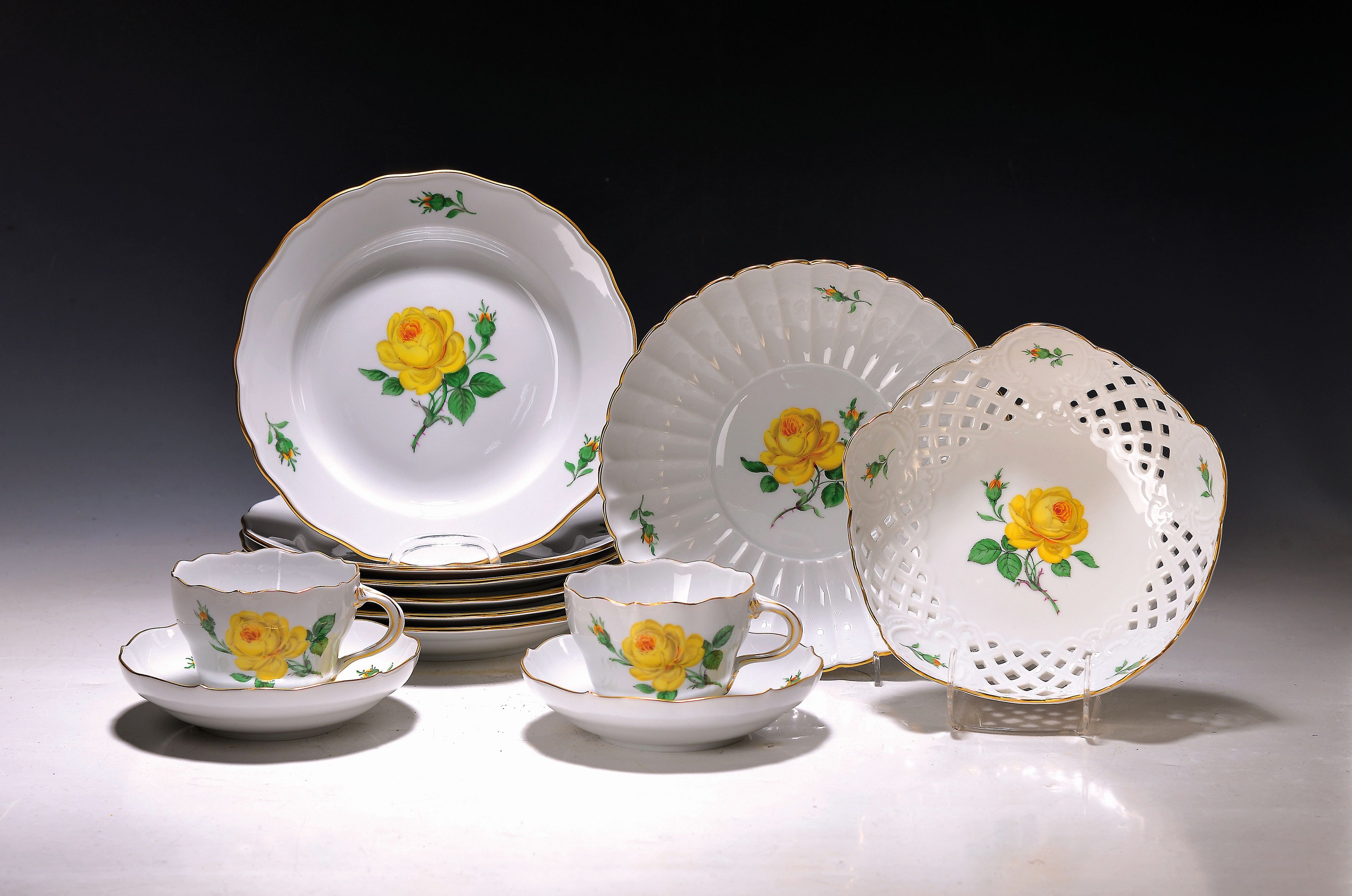 6 Kaffeegedecke, Meissen, 20. Jh., 2.Wahl, Dekor gelbe Rose, Goldrand, 6 Tassen, 6 Untertassen, 6 Kuchenteller 20cm, dazu 2 runde Schalen, eine mit ...
