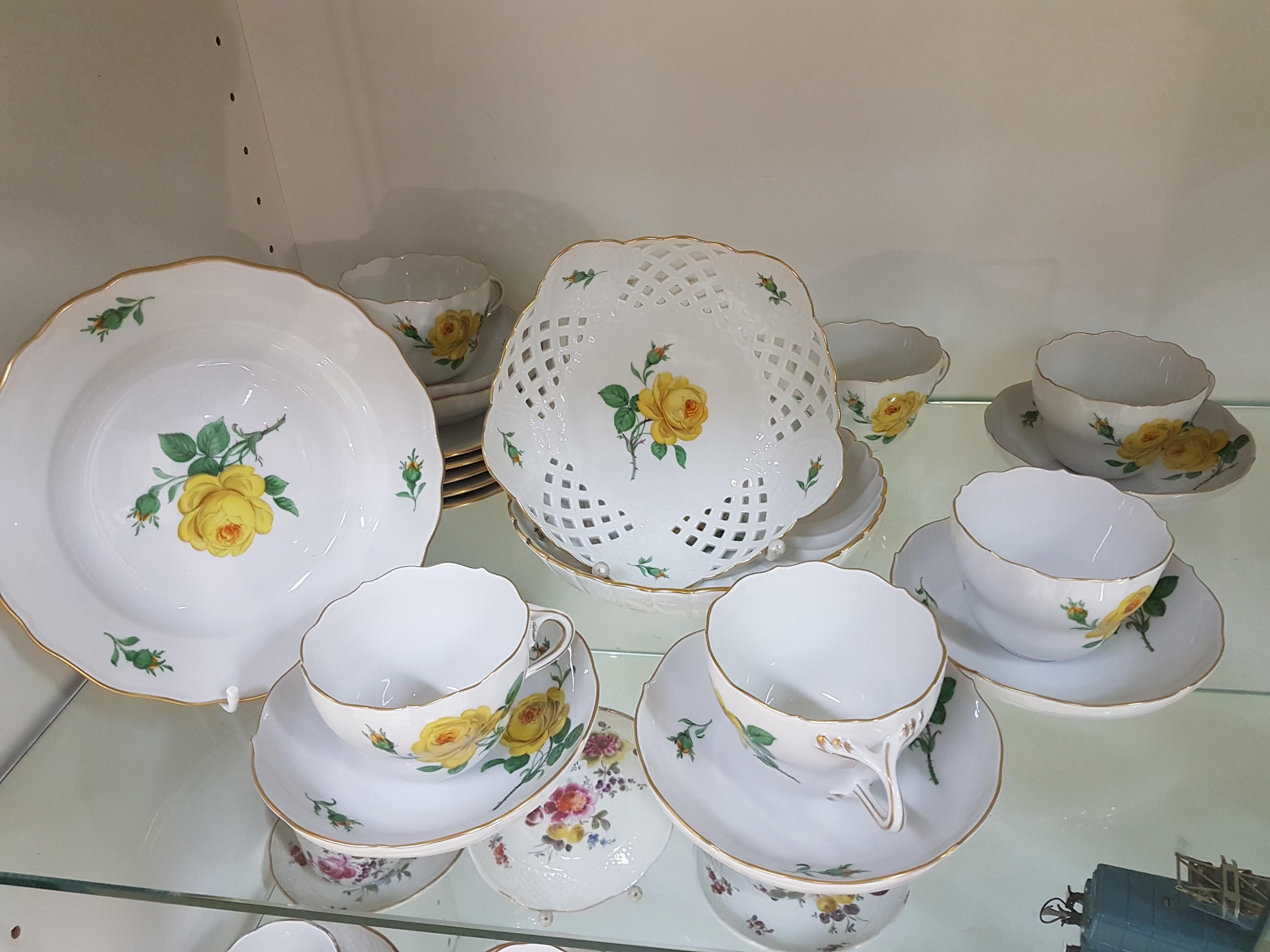 Detail a: 6 Kaffeegedecke, Meissen, 20. Jh., 2.Wahl, Dekor gelbe Rose, Goldrand, 6 Tassen, 6 Untertassen, 6 Kuchenteller 20cm, dazu 2 runde Schalen, eine mit ...