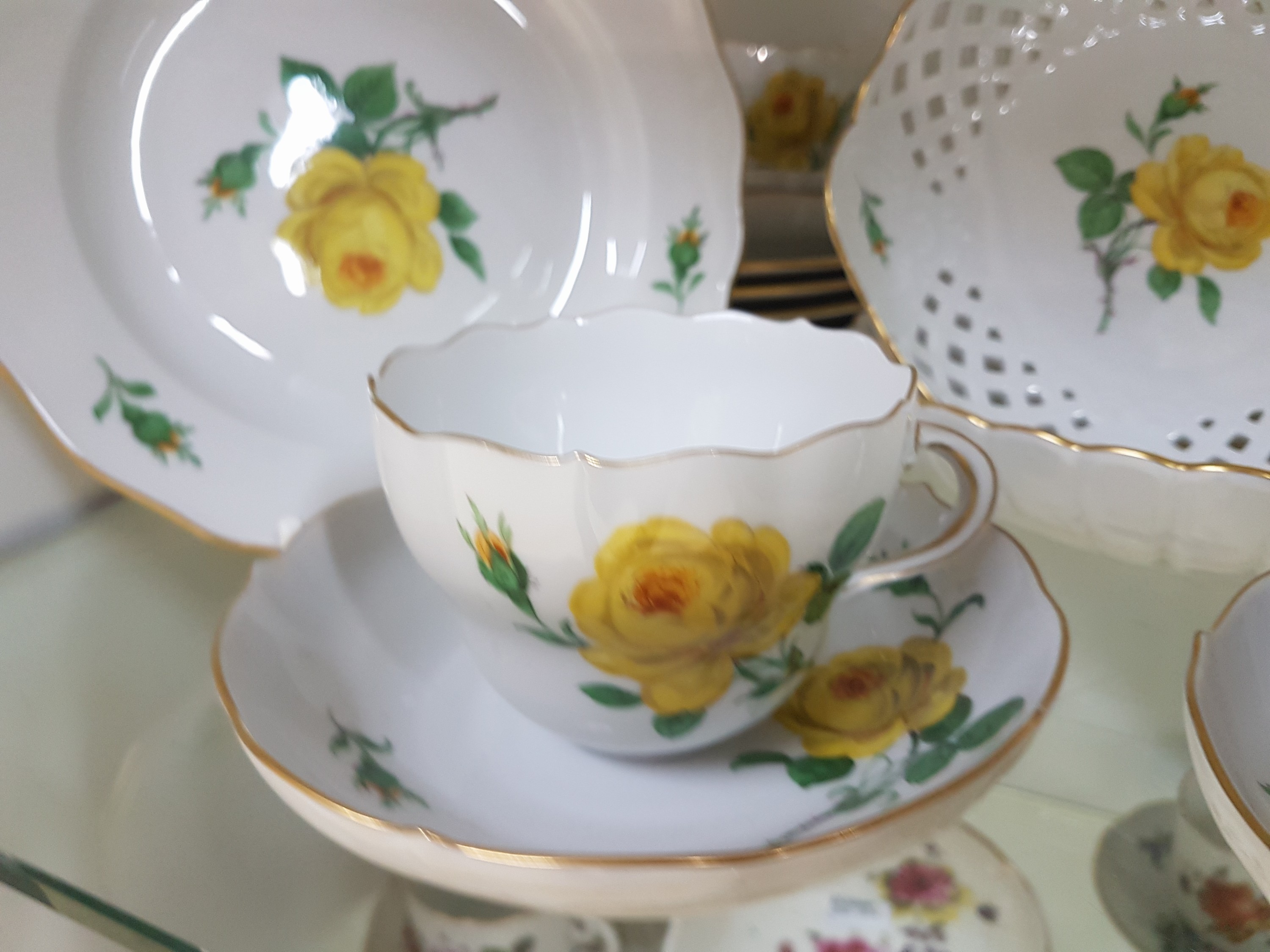 Detail b: 6 Kaffeegedecke, Meissen, 20. Jh., 2.Wahl, Dekor gelbe Rose, Goldrand, 6 Tassen, 6 Untertassen, 6 Kuchenteller 20cm, dazu 2 runde Schalen, eine mit ...