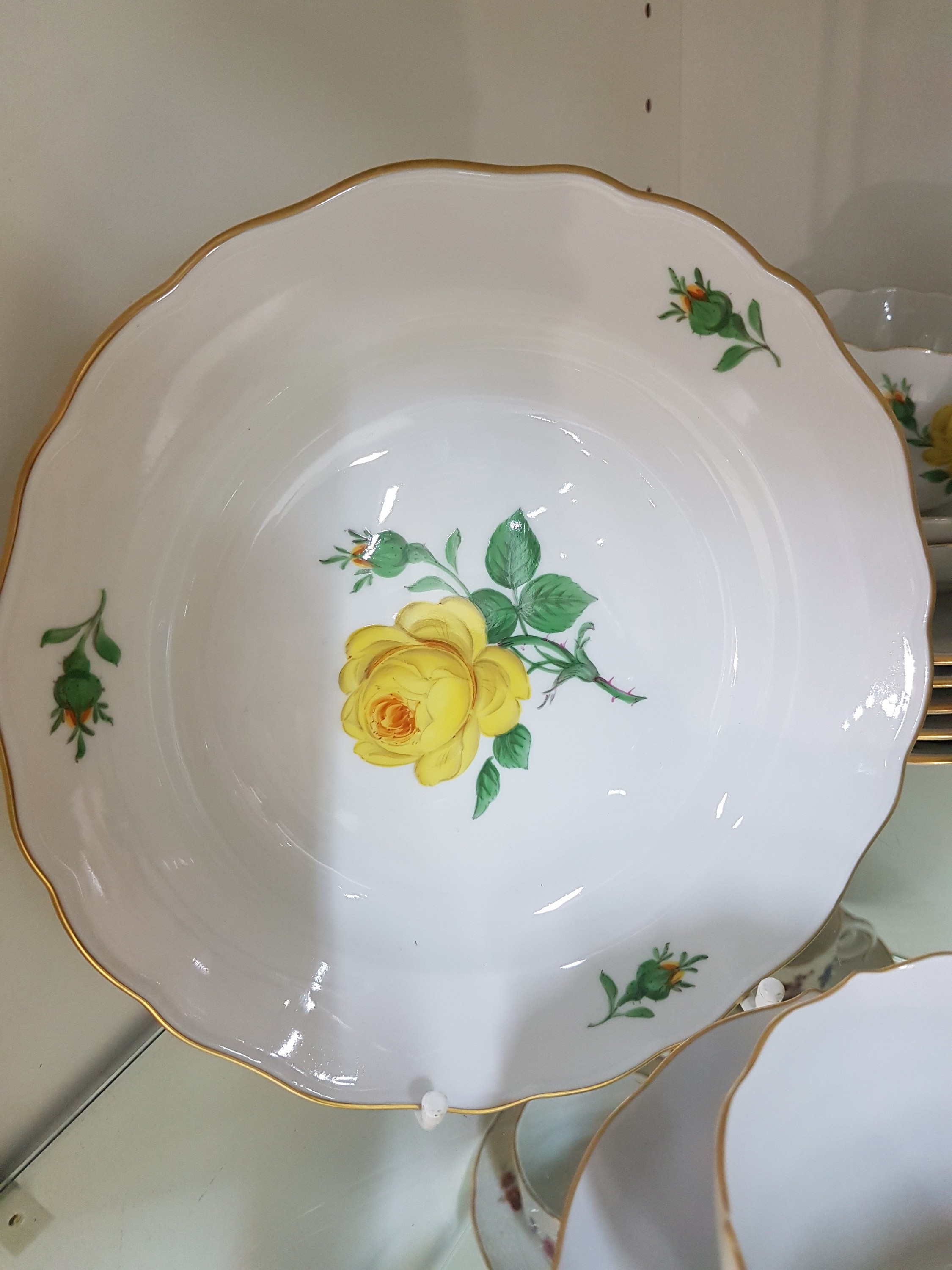 Detail c: 6 Kaffeegedecke, Meissen, 20. Jh., 2.Wahl, Dekor gelbe Rose, Goldrand, 6 Tassen, 6 Untertassen, 6 Kuchenteller 20cm, dazu 2 runde Schalen, eine mit ...